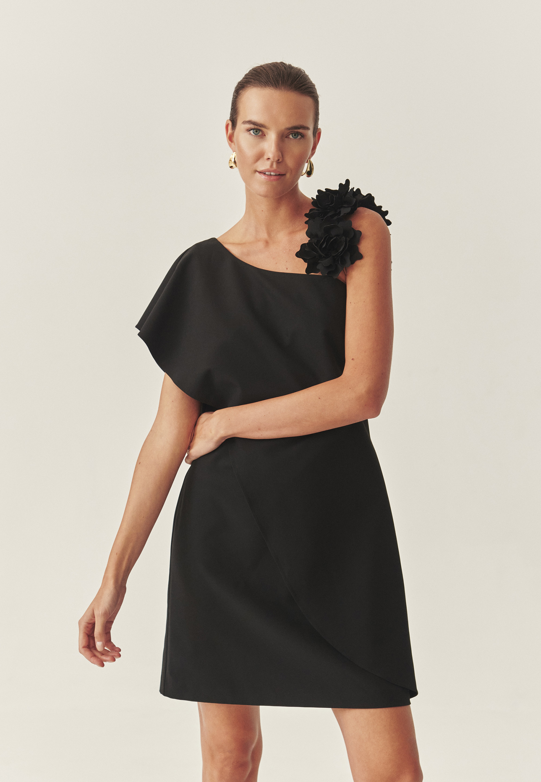 ASYMMETRICAL DRESS WITH DECORATIVE STRAP - KONTESI ČRNA 2