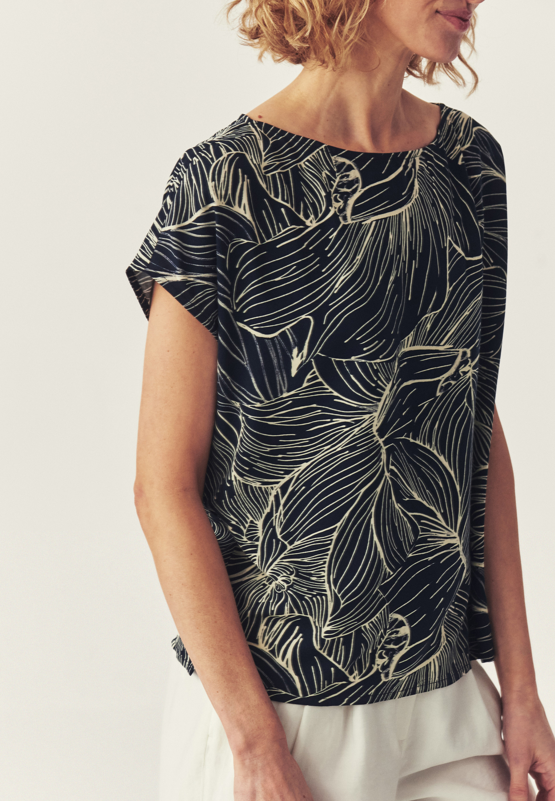 WZORZYSTA BLUZKA Z WISKOZĄ LENZING™ ECOVERO™ -  OMA 1