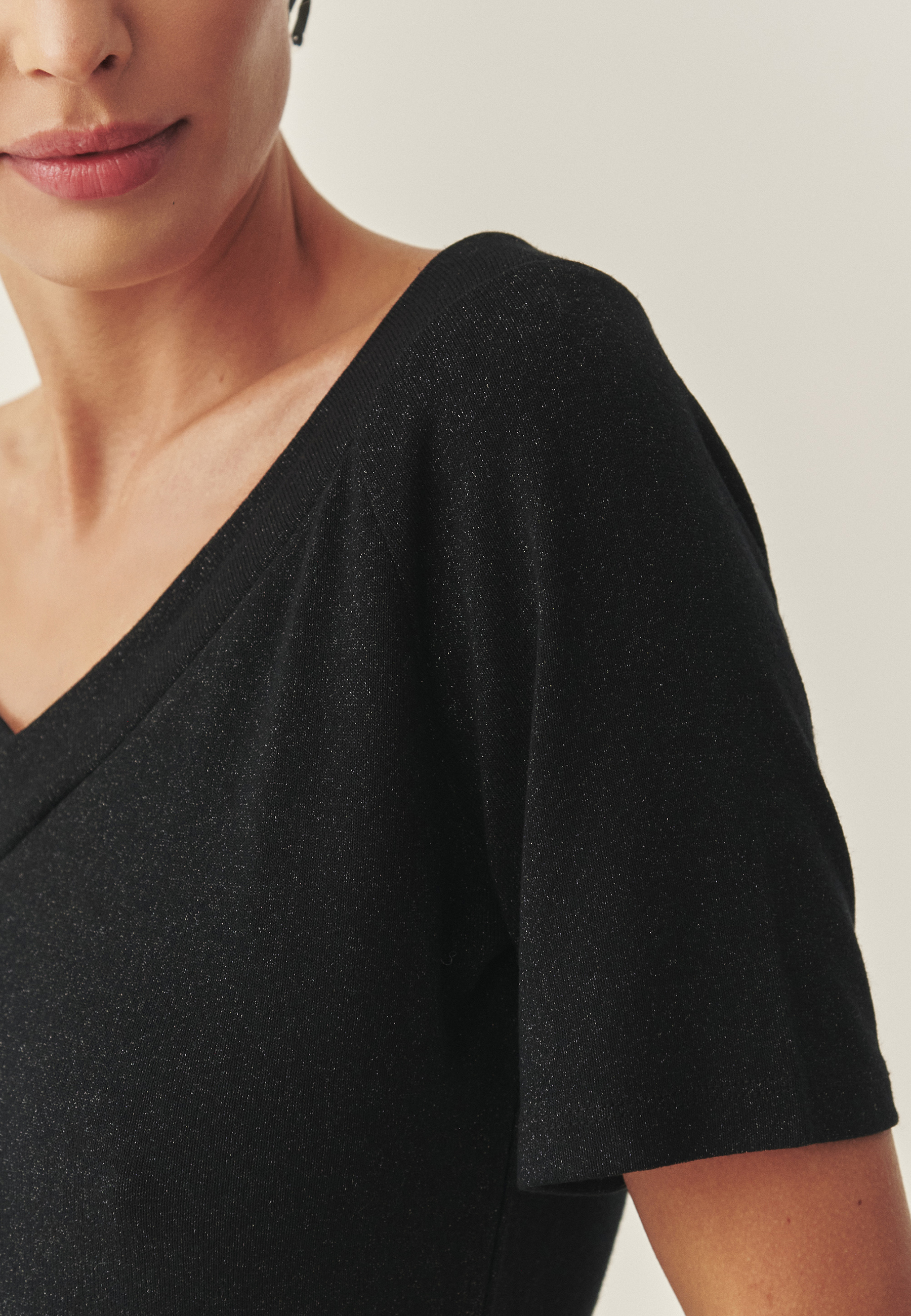 DÁMSKA ÚPLETOVÁ BLÚZKA S TRBLIETAVOU PRIADZOU – GILDA ČIERNA 2