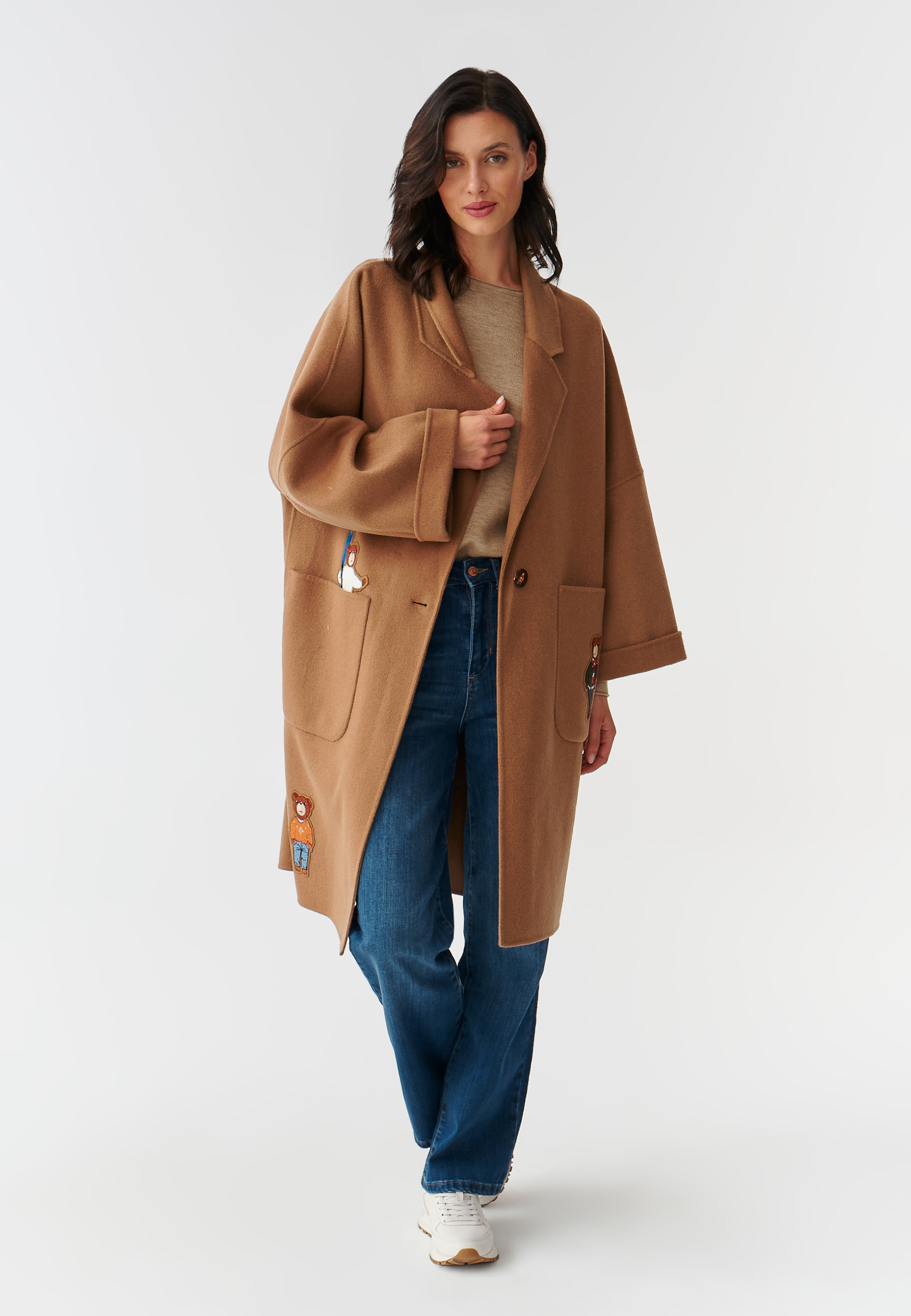 OVERSIZOWY PŁASZCZ DAMSKI Z NASZYWKAMI Z MISIEM USZATKIEM MISIOLANTA