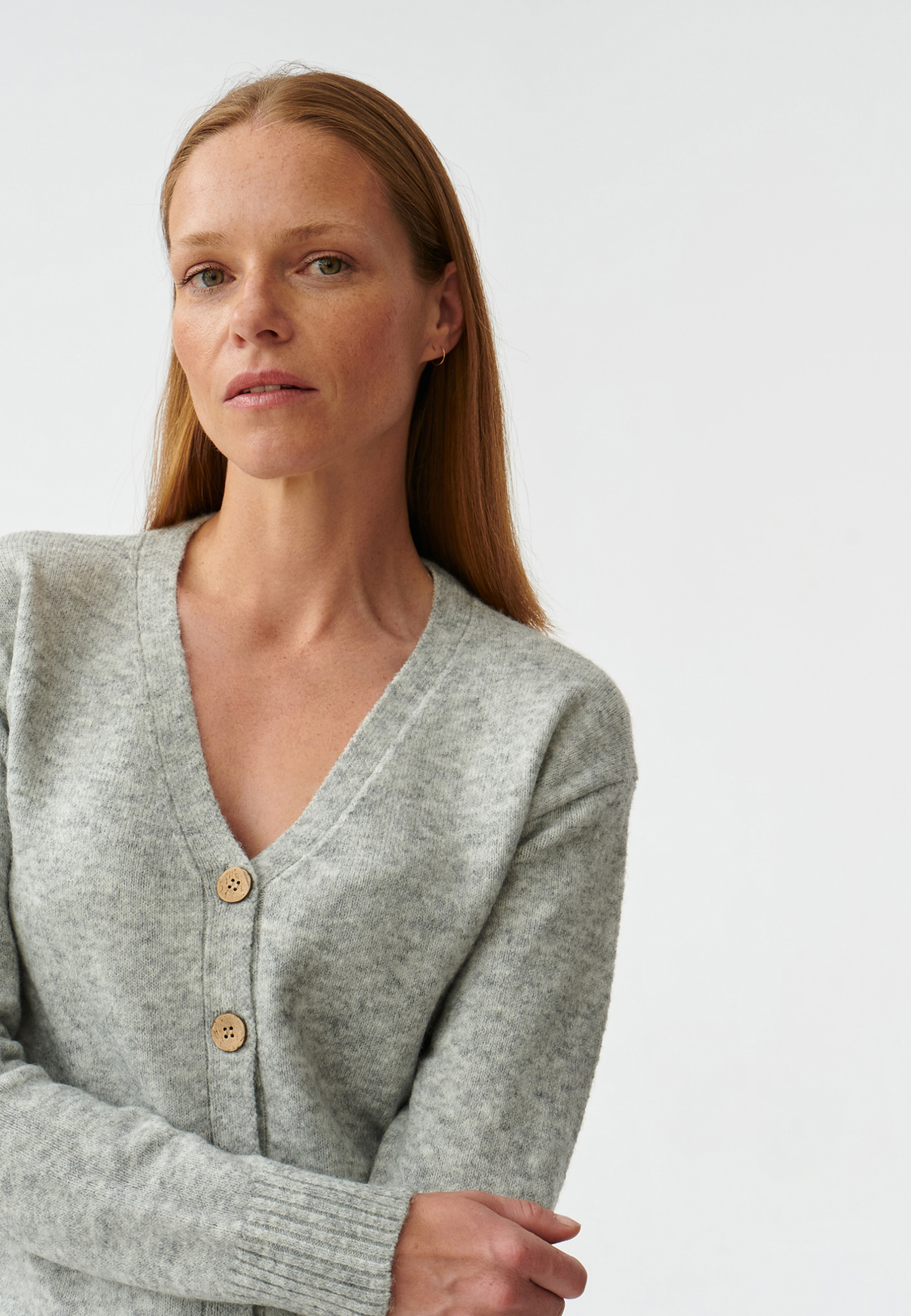 DÁMSKY SVETER S GOMBÍKMI A VÝSTRIHOM V TVARE V OKORO