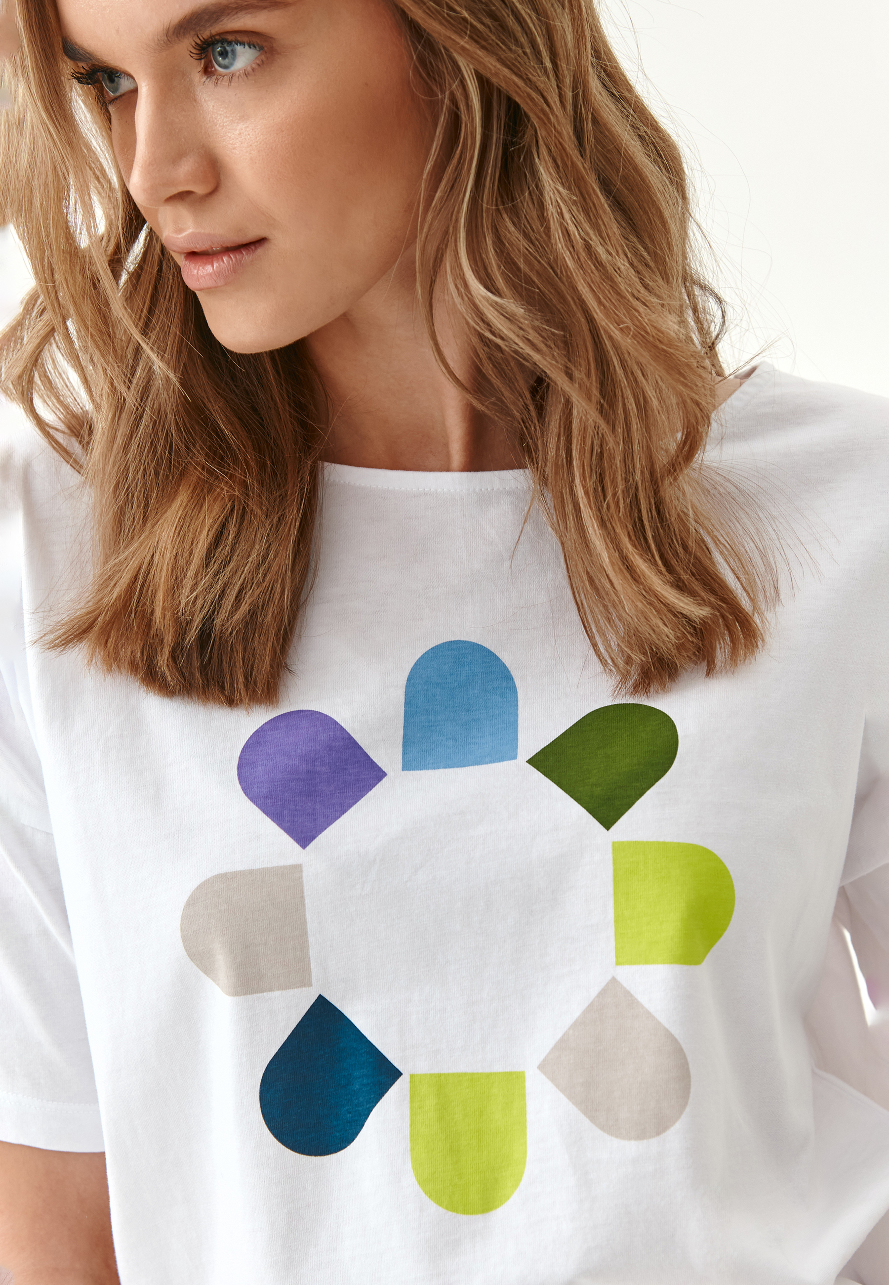 T-SHIRT DAMSKI NADRUKIEM GEOMETRYCZNYM MIZA 1 BIAŁY 2