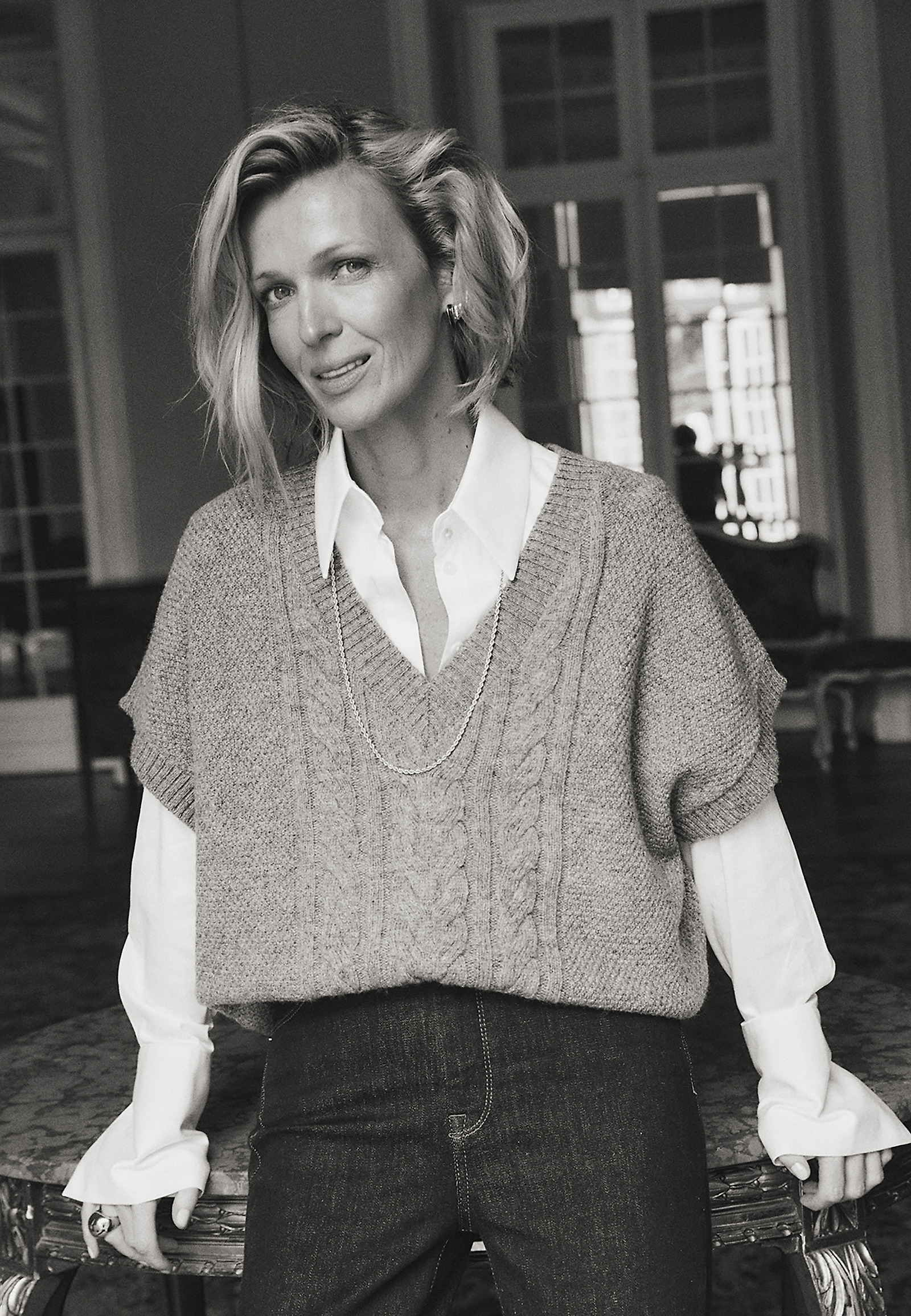 DÁMSKA PLETENÁ VESTA S VÝSTRIHOM DO V – LENA DÁMSKA PLETENÁ VESTA S VÝSTRIHOM DO V – LENA SIVÁ 103822