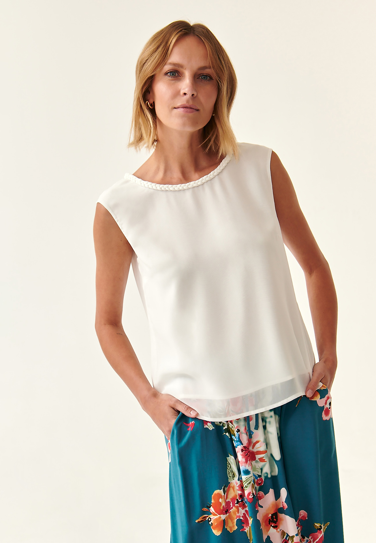 ŽENSKA BLUZA Z OKRASNIM PLETENIM IZREZOM LANI ŽENSKA BLUZA Z OKRASNIM PLETENIM IZREZOM LANI ECRU 87302