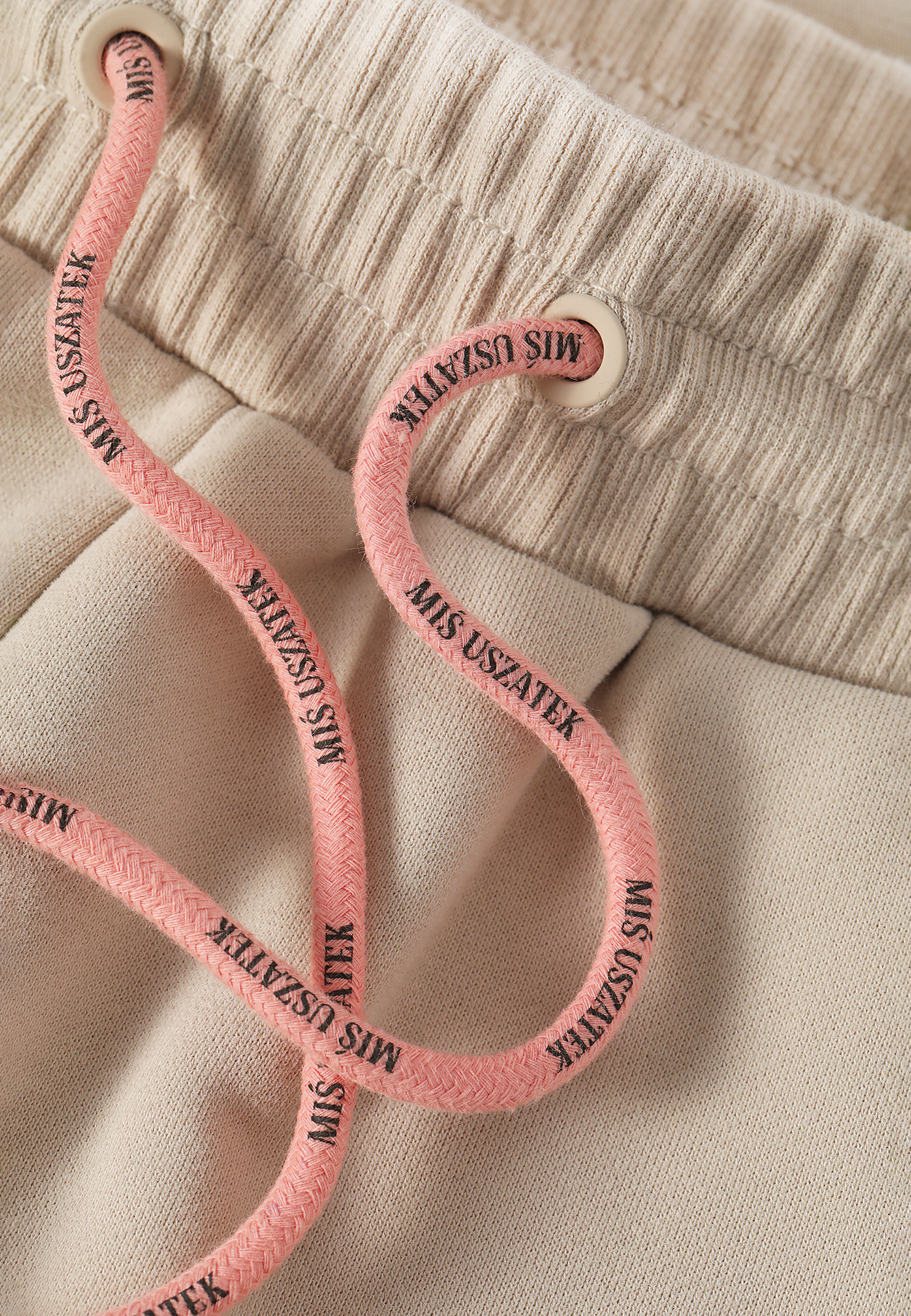 KOMFORTOWE DAMSKIE SPODNIE DZIANINOWE Z MIEJSCOWYM HAFTEM SENTI 2 BEŻOWY 2