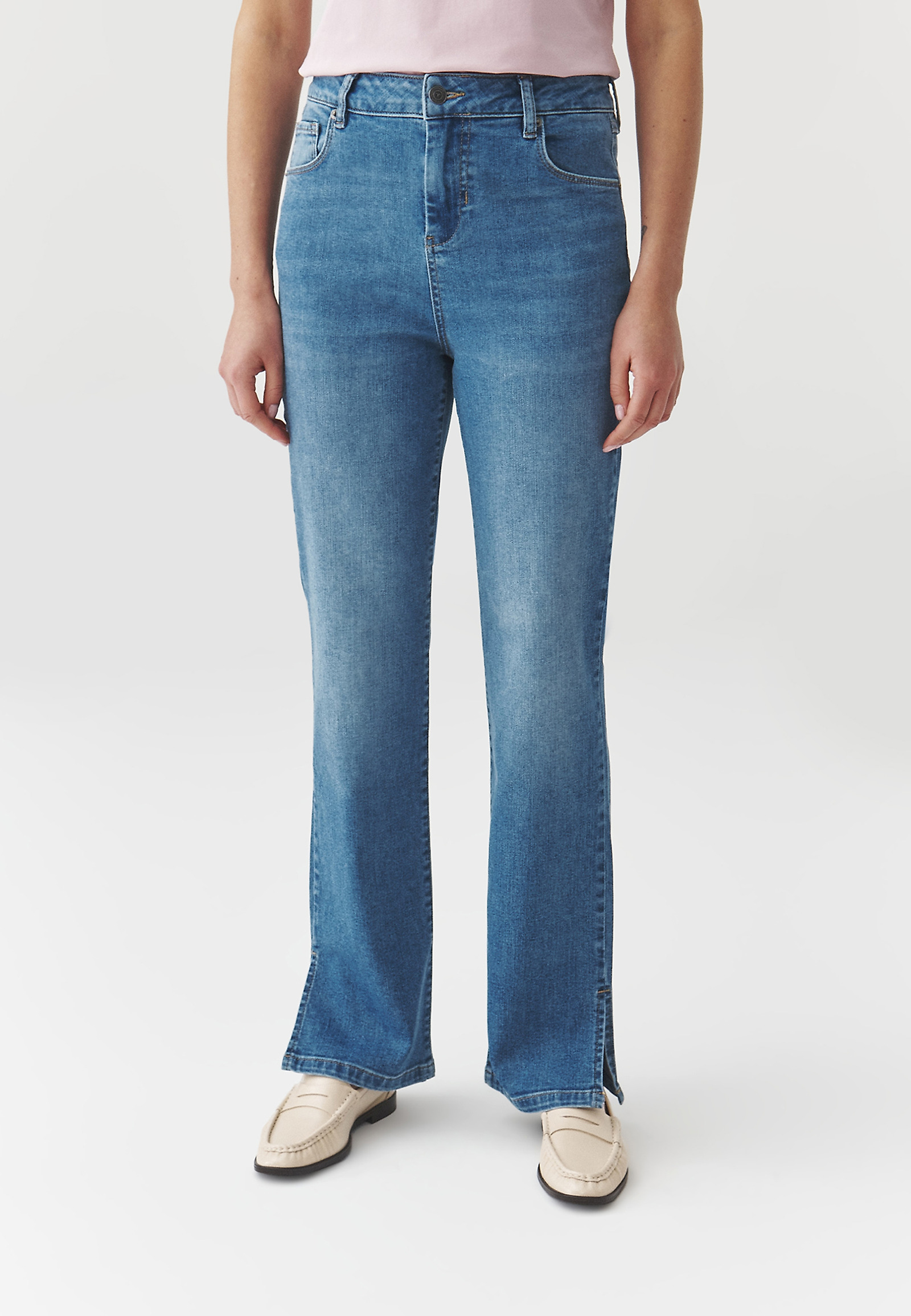 DENIMOWE SPODNIE Z ROZPORKIEM NA NOGAWCE — LASSI DENIMOWE SPODNIE Z ROZPORKIEM NA NOGAWCE — LASSI NIEBIESKI 108274