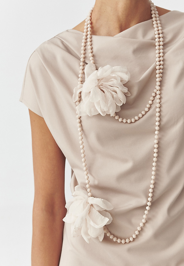 NASZYJNIK Z TKANINOWYM KWIATEM — FLOWINA 2 kolor BEŻOWY