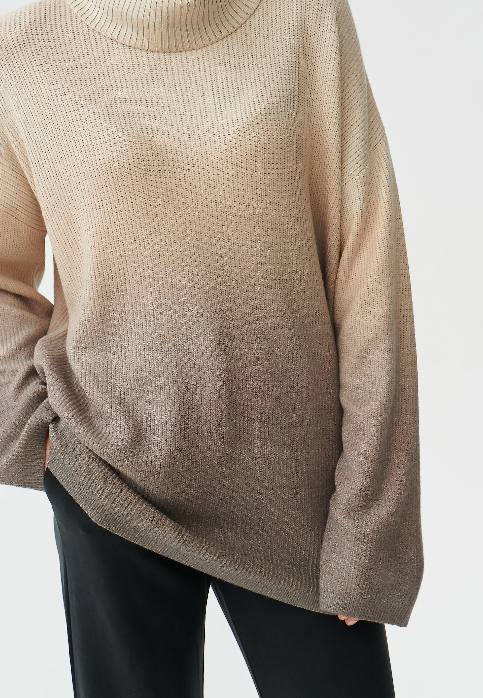 OVERSIZOWY SWETER DAMSKI Z EFEKTEM OMBRE JOSOMI OVERSIZOWY SWETER DAMSKI Z EFEKTEM OMBRE JOSOMI MULTIKOLOR 91002