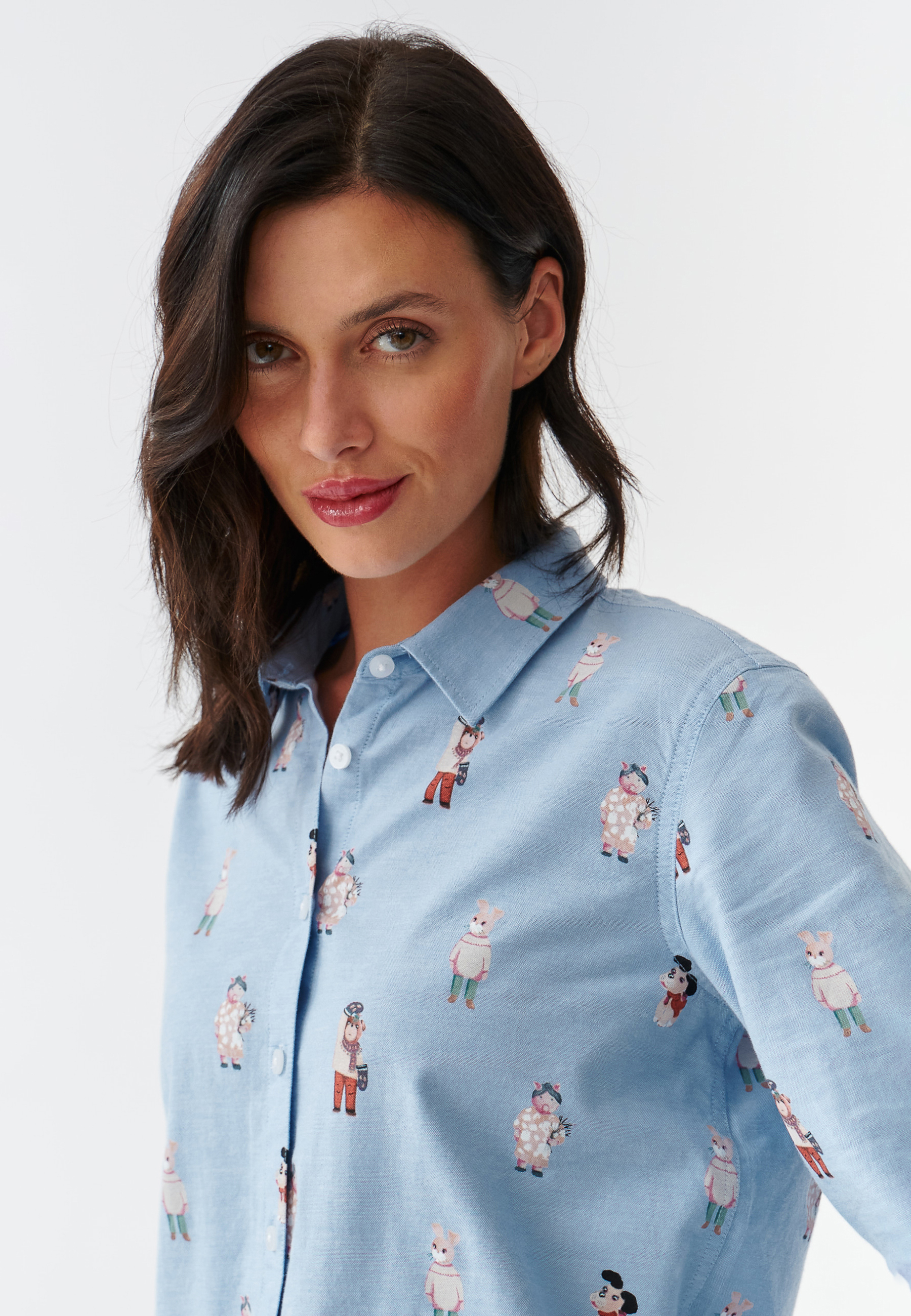 CĂMAȘĂ DE DAMĂ DIN ȚESĂTURĂ CU IMPRIMEU CU URSULEȚUL URECHI-LĂSATE EDNA