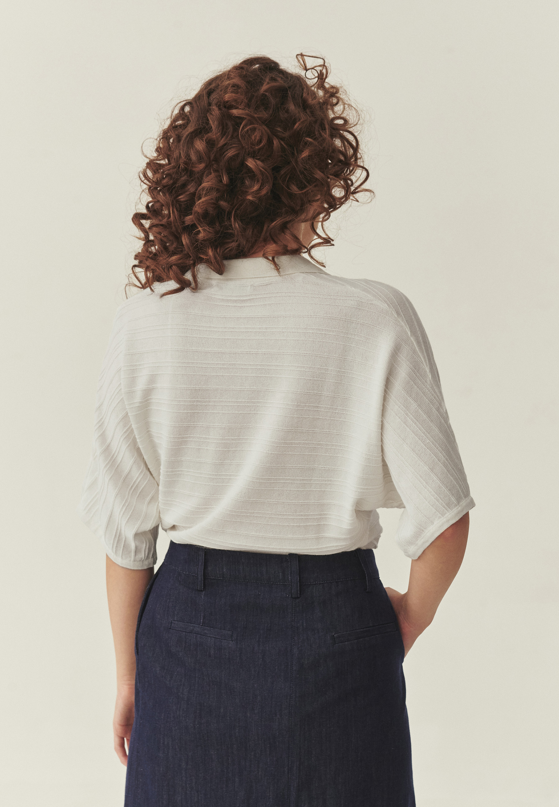 DZIANINOWA BLUZKA Z KOŁNIERZYKIEM - LIVIRI BIAŁY 2