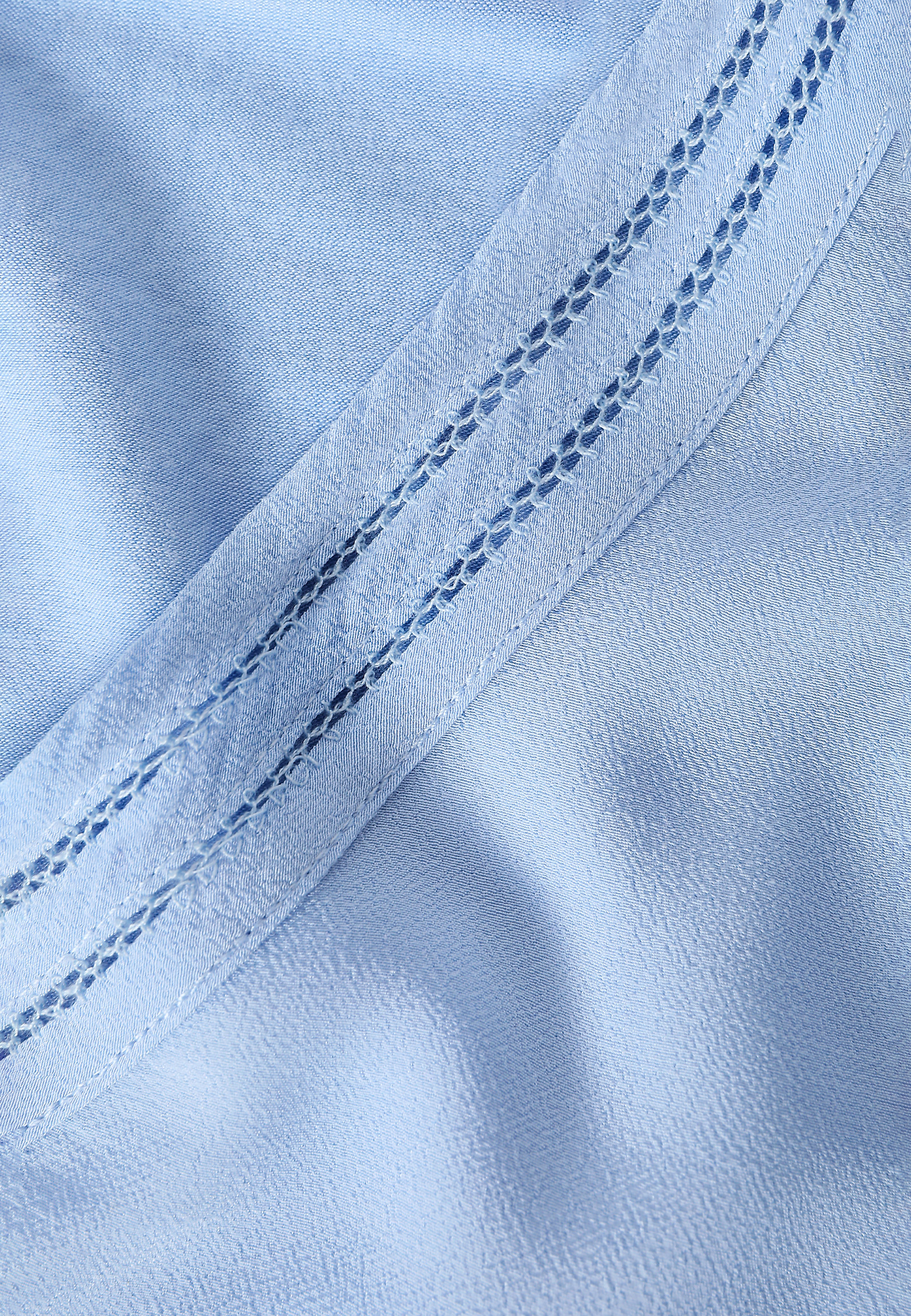 ŽENSKA BLUZA Z OKRASNIM IZREZOM - MORO ŽENSKA BLUZA Z OKRASNIM IZREZOM - MORO MODRA 99379