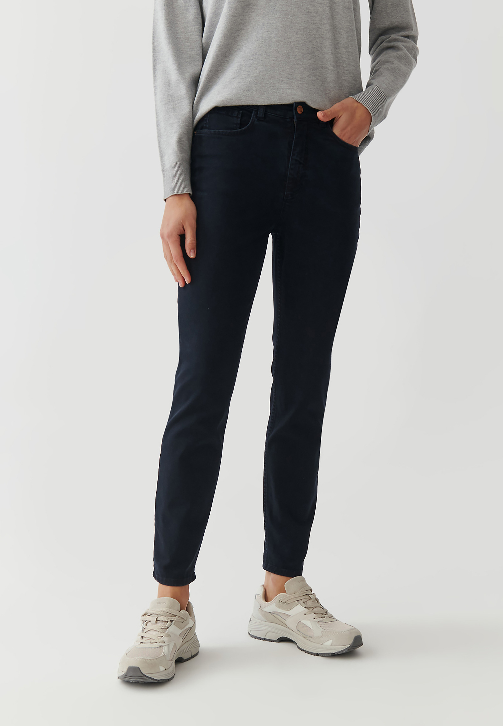 KLASIČNE ŽENSKE KAVBOJKE REGULAR FIT - ROMIKI KLASIČNE ŽENSKE KAVBOJKE REGULAR FIT - ROMIKI TEMNO MODRA 95641