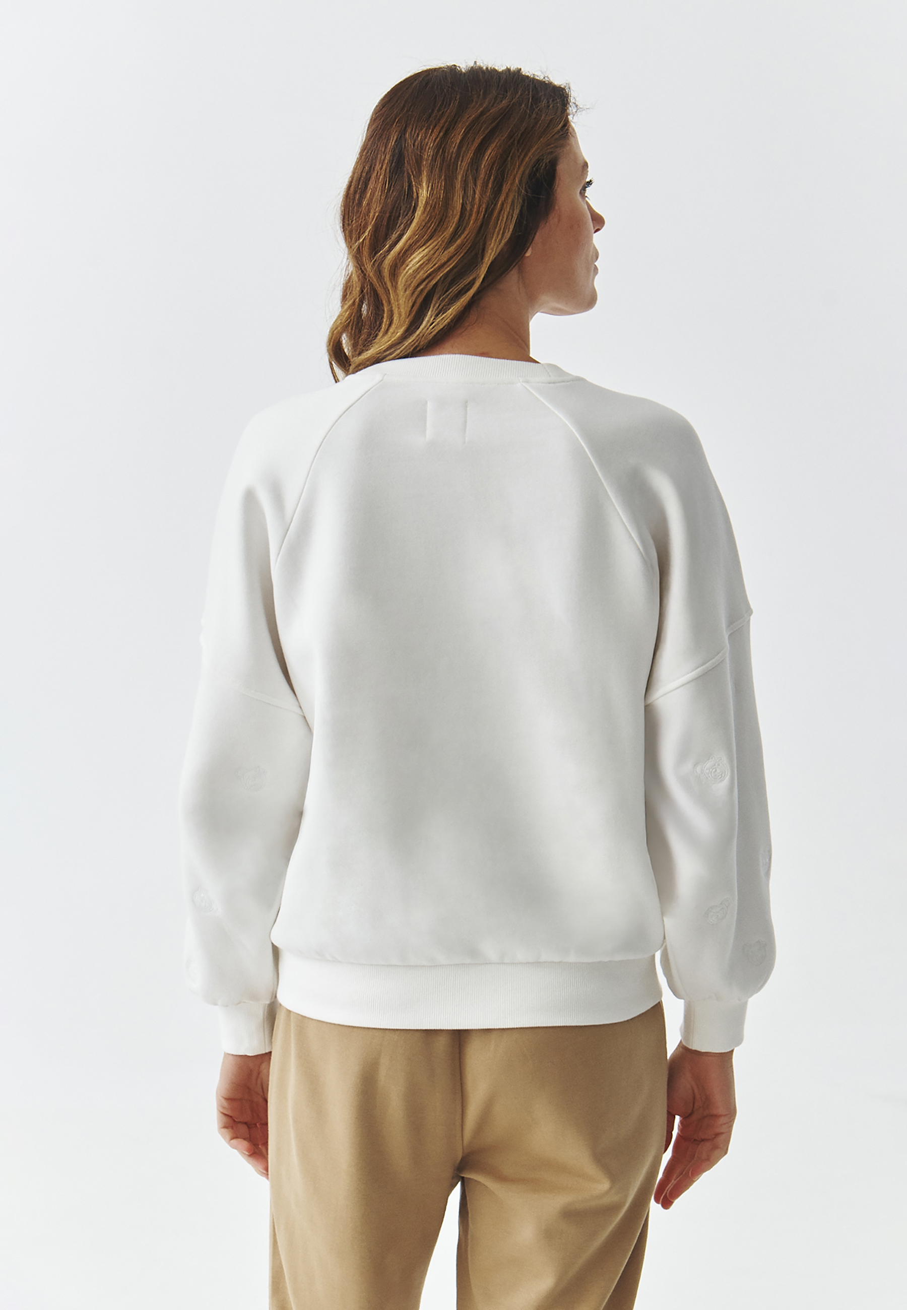 DZIANINOWA BLUZA DAMSKA Z WYSZYWANYMI RĘKAWAMI I MOTYWEM MISIA USZATKA — FAME ECRU 2