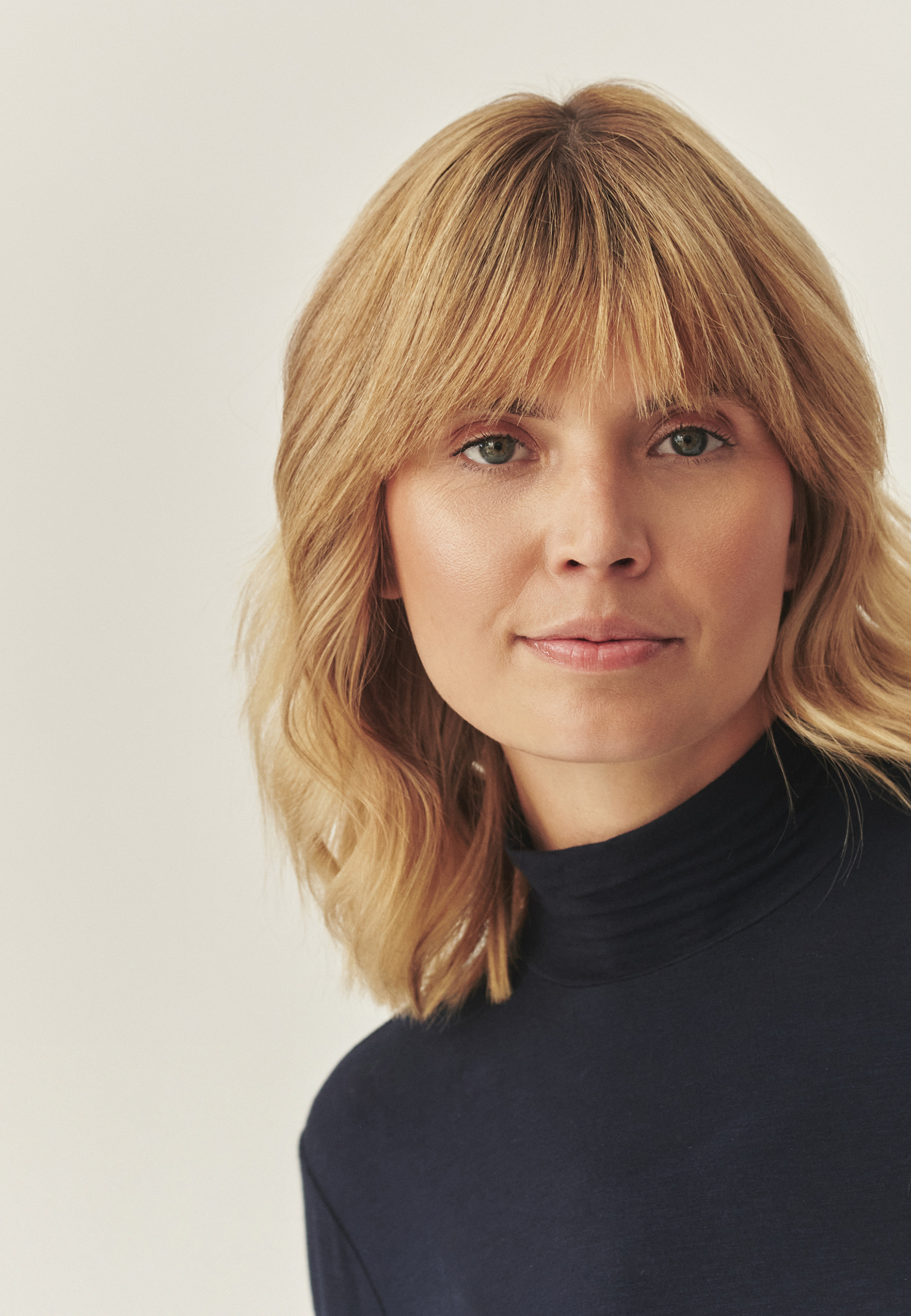 LIGHTWEIGHT TURTLENECK WITH CASHMERE AND LENZING™ ECOVERO™ VISCOSE - GREENWICH NAVY BLUE 2