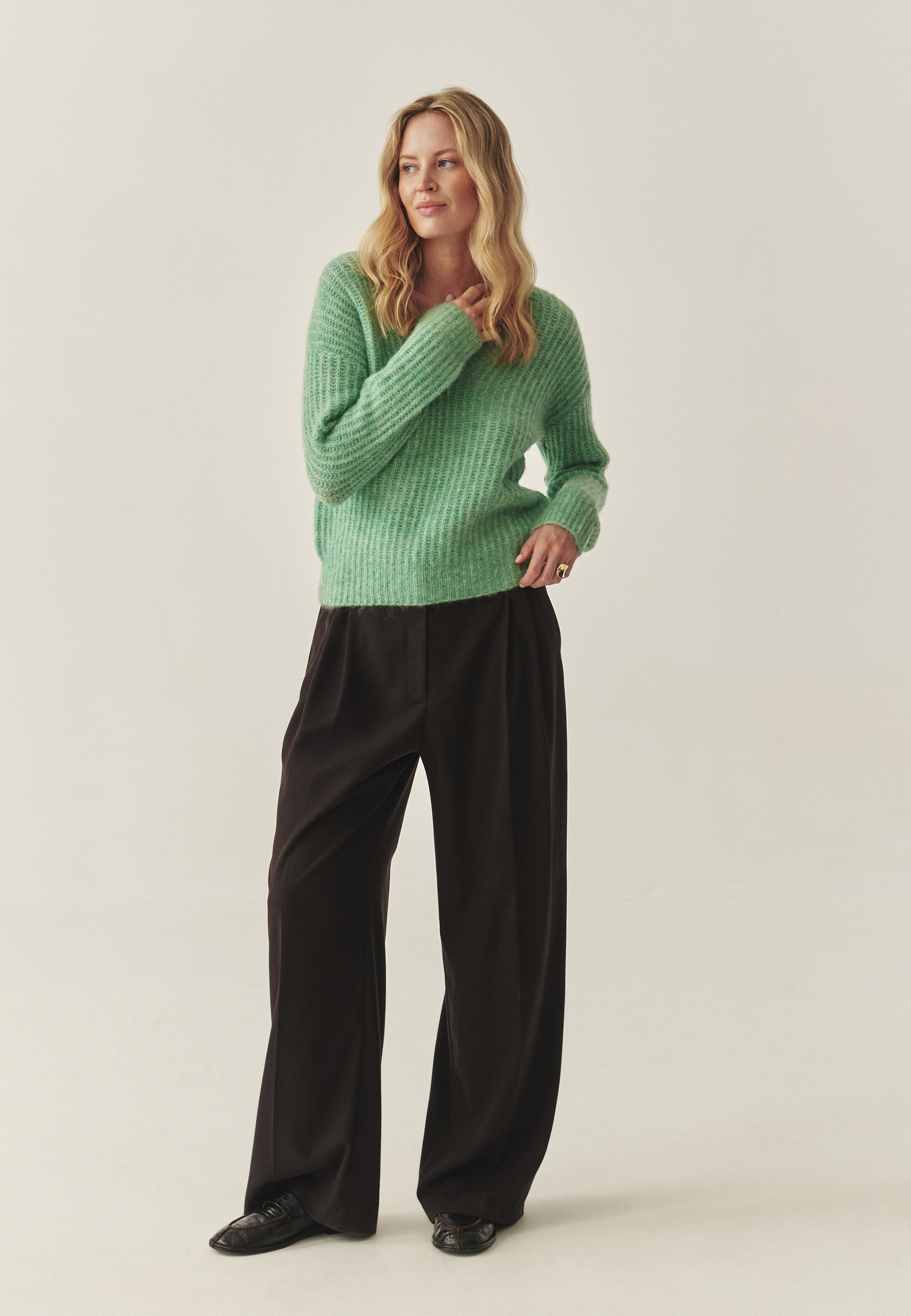 PULOVER DE DAMĂ, CU DECOLTEU ÎN FORMA LITEREI „V” — ASPEN VERDE 2