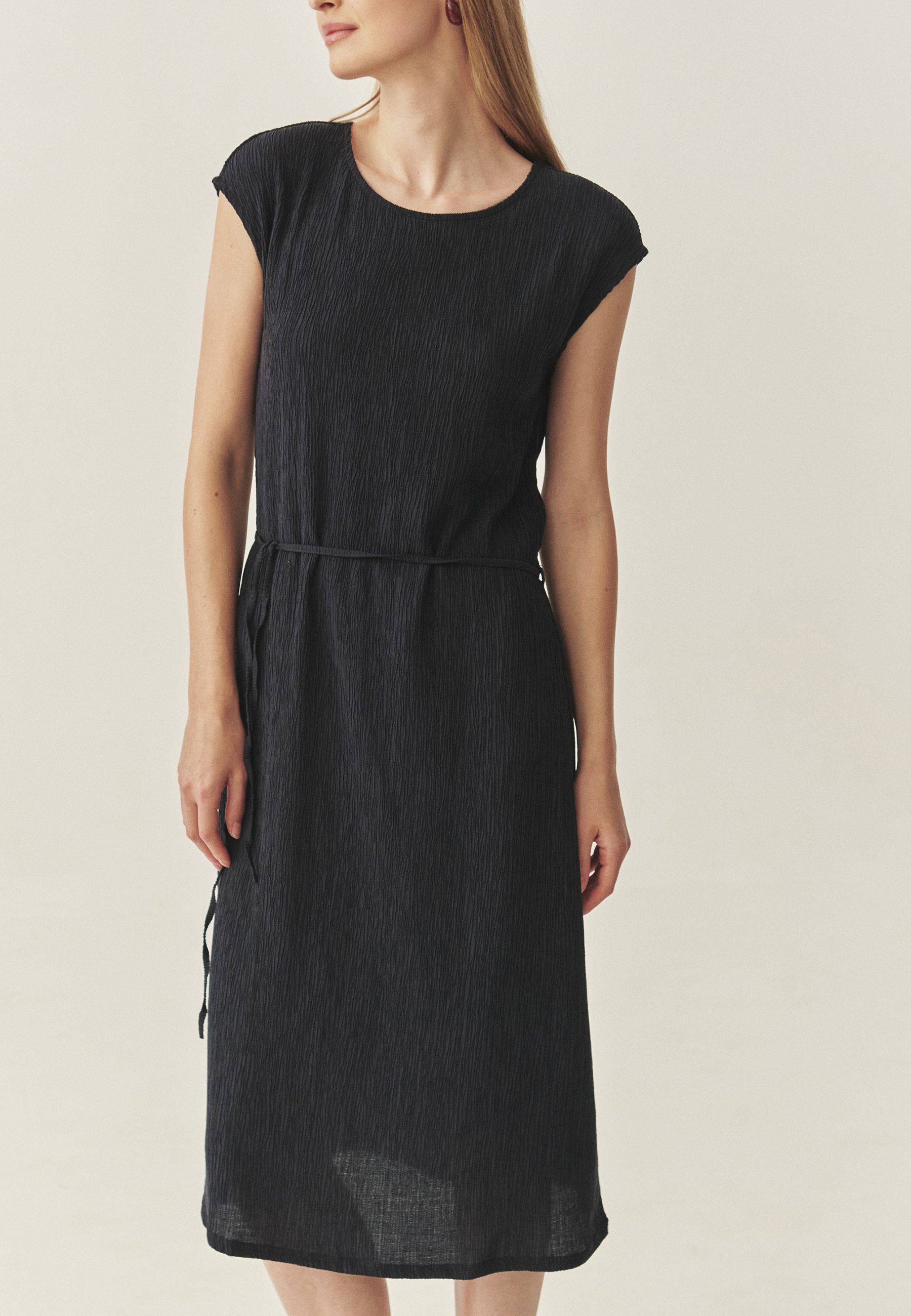 MIDI SUKIENKA Z OZDOBNEJ MARSZCZONEJ TKANINY - TABI GRANATOWY 2