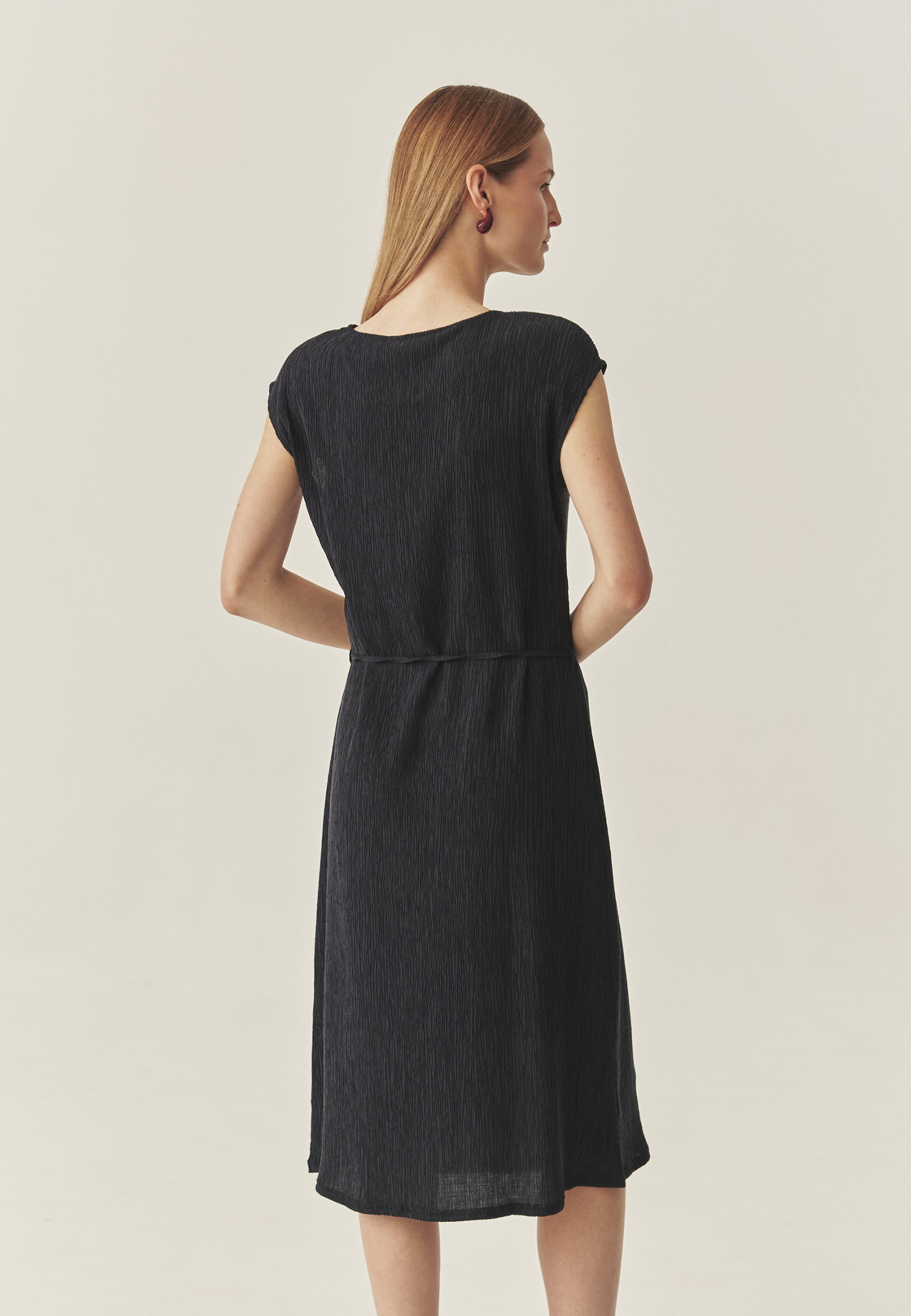 MIDI SUKIENKA Z OZDOBNEJ MARSZCZONEJ TKANINY - TABI GRANATOWY 2