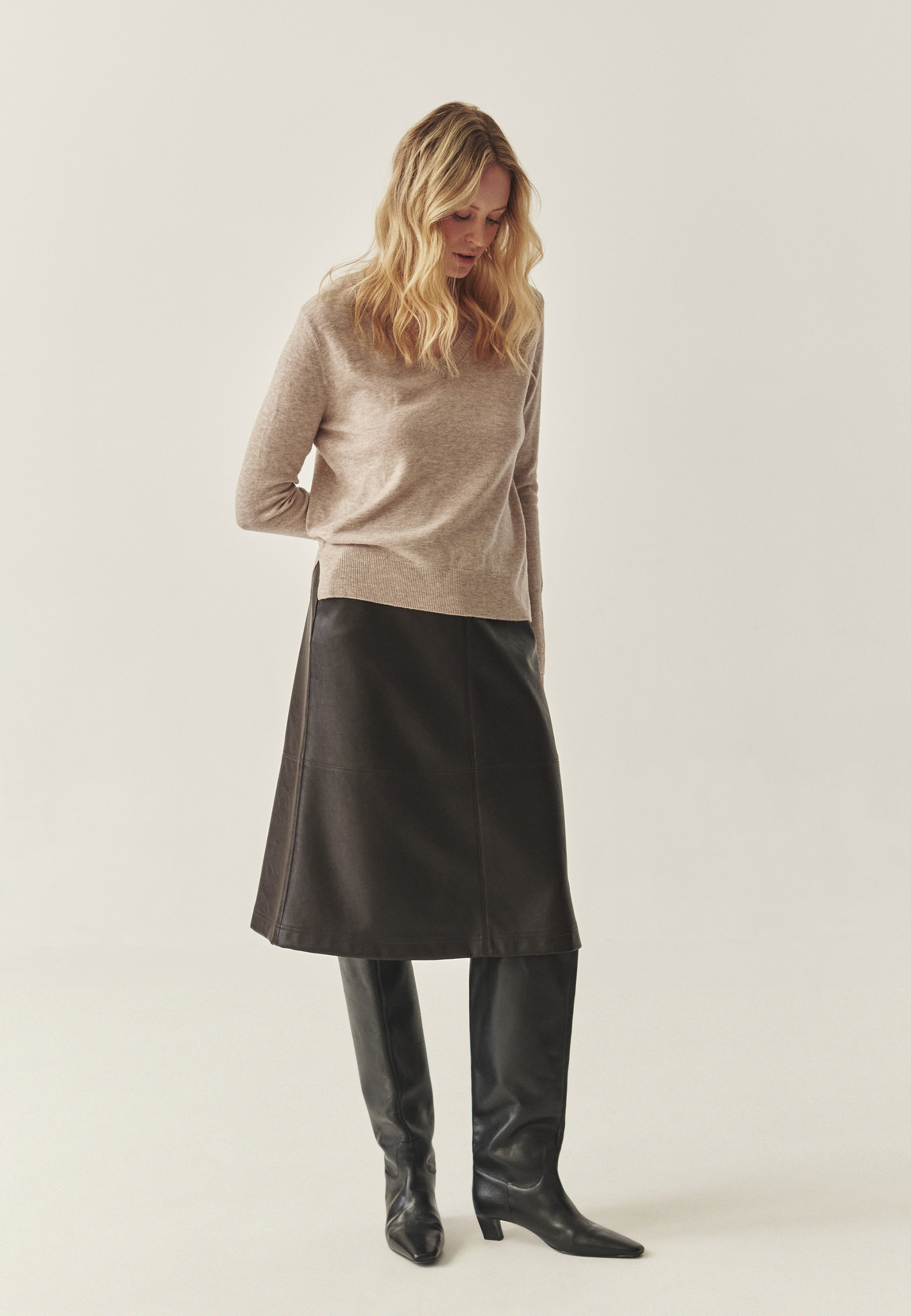 PULOVER DE DAMĂ DIN LÂNĂ CU DECOLTEU ÎN FORMA LITEREI „V”- RONI BEJ 2