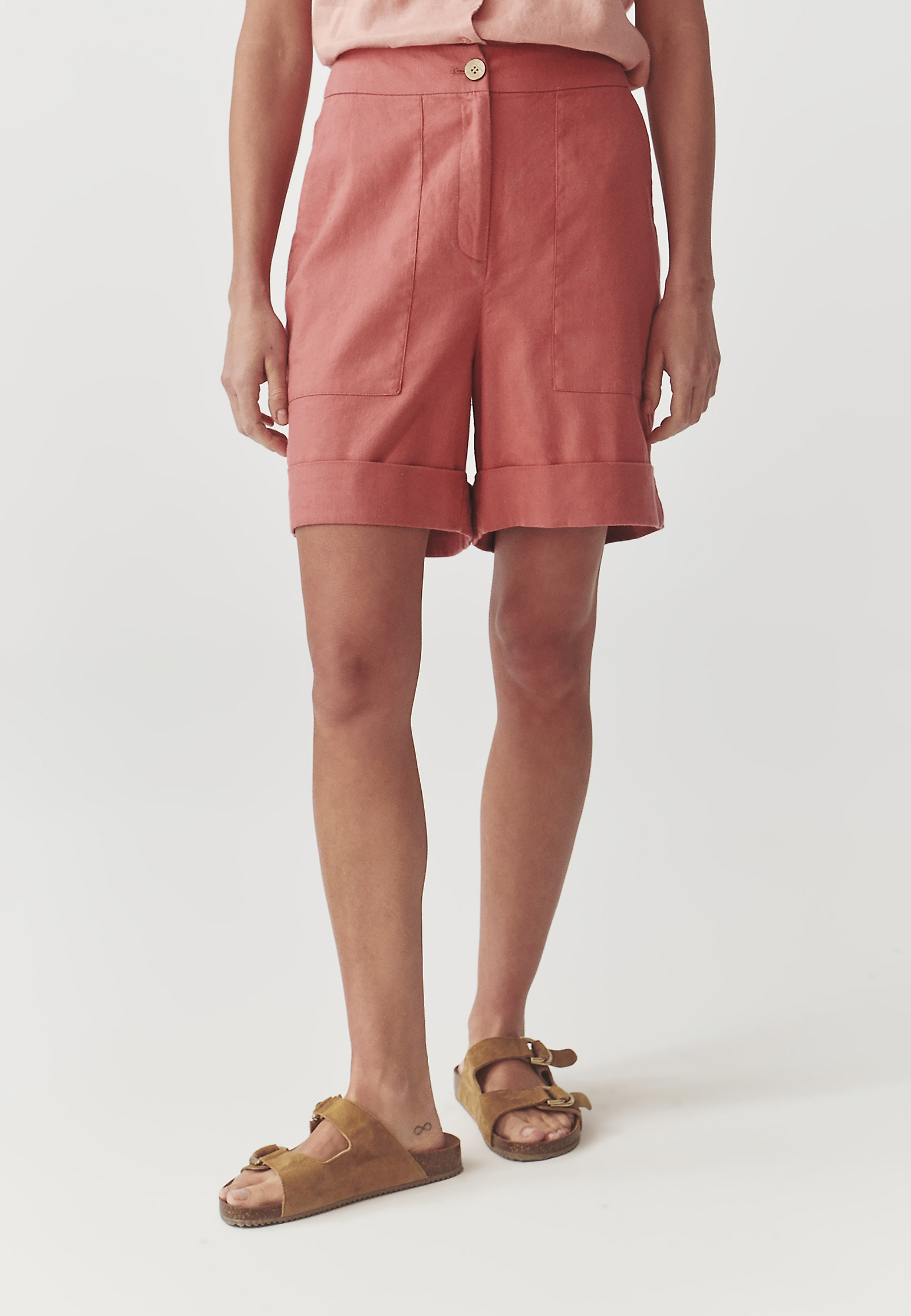 LNIANE SZORTY DAMSKIE Z OZDOBNYM KOKOSOWYM GUZIKIEM - ERIO LNIANE SZORTY DAMSKIE Z OZDOBNYM KOKOSOWYM GUZIKIEM - ERIO RÓŻOWY 106345