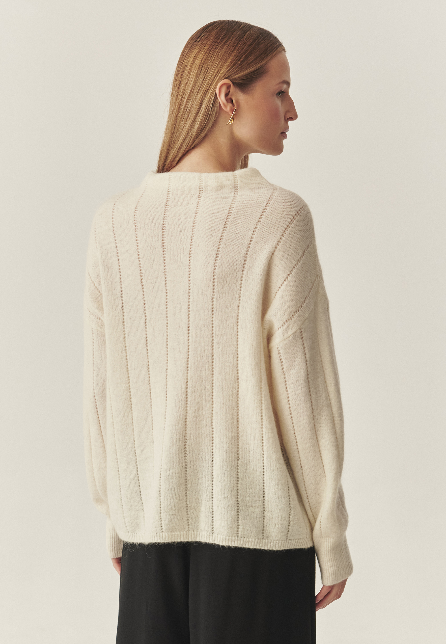 PULOVER DE DAMĂ OVERSIZE CU GULER ÎNALT — PEARL ECRU 2