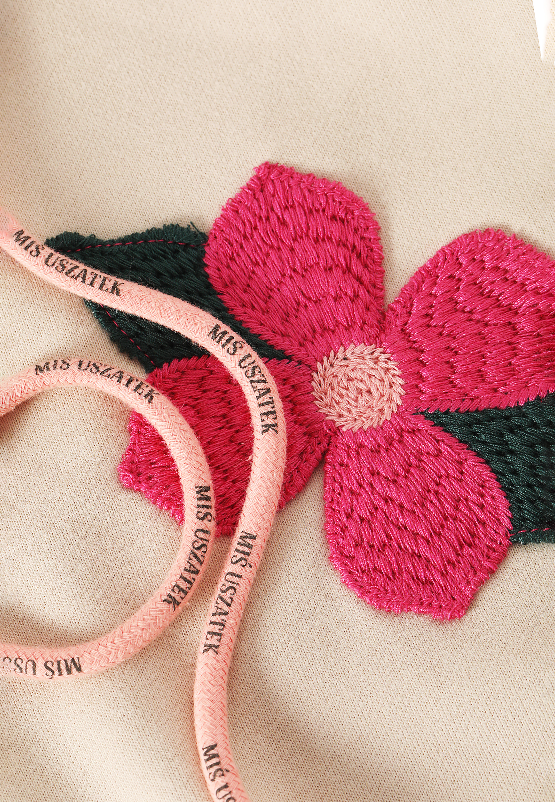 BLUZA DAMSKA Z WIELOBARWNYMI NASZYWKAMI I HAFTAMI JIRKA BEŻOWY 2