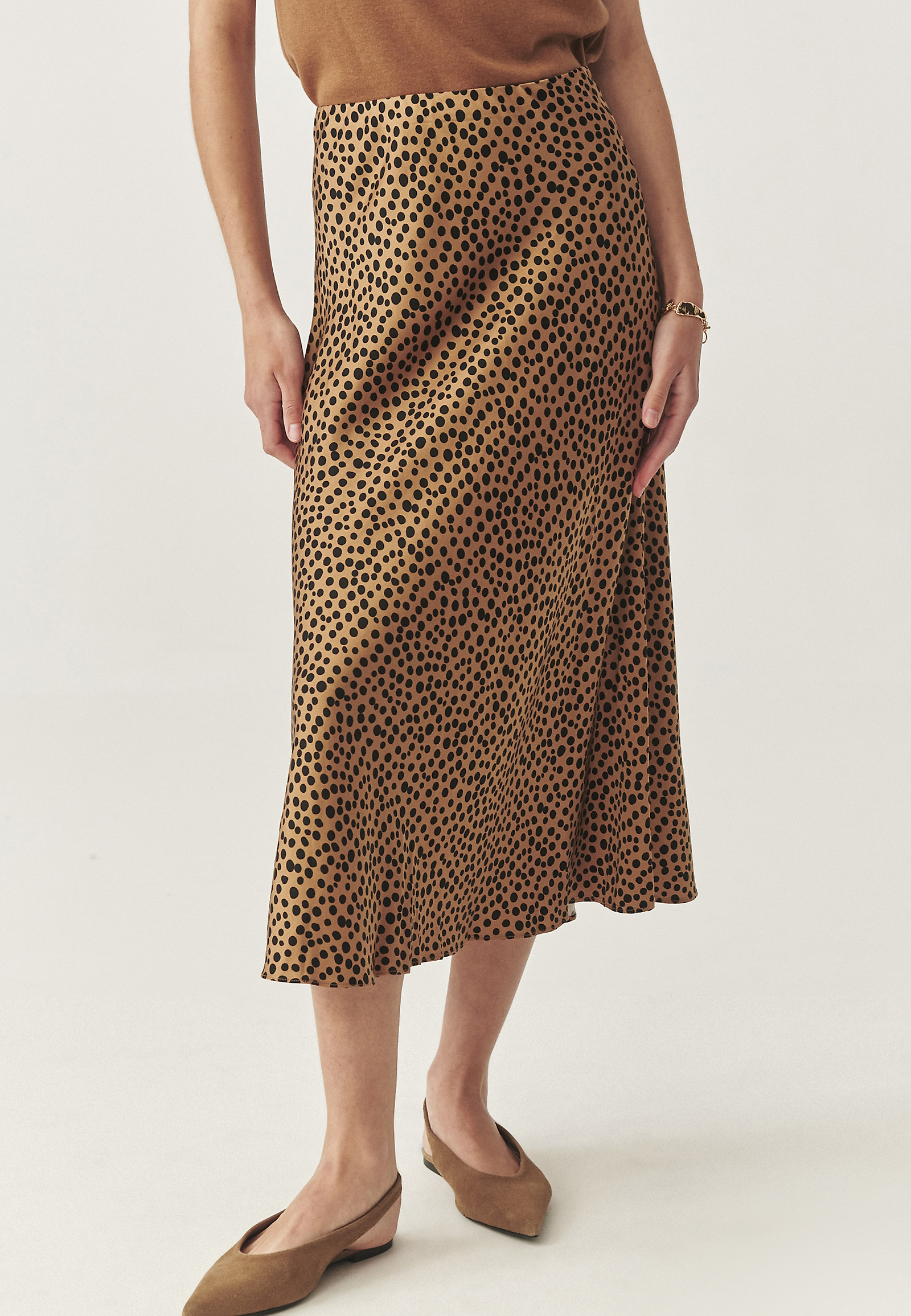 VZOROVANÁ SATÉNOVÁ MIDI SUKŇA - SATINI 1 VZOROVANÁ SATÉNOVÁ MIDI SUKŇA - SATINI 1 VIACFAREBNÝ 113673