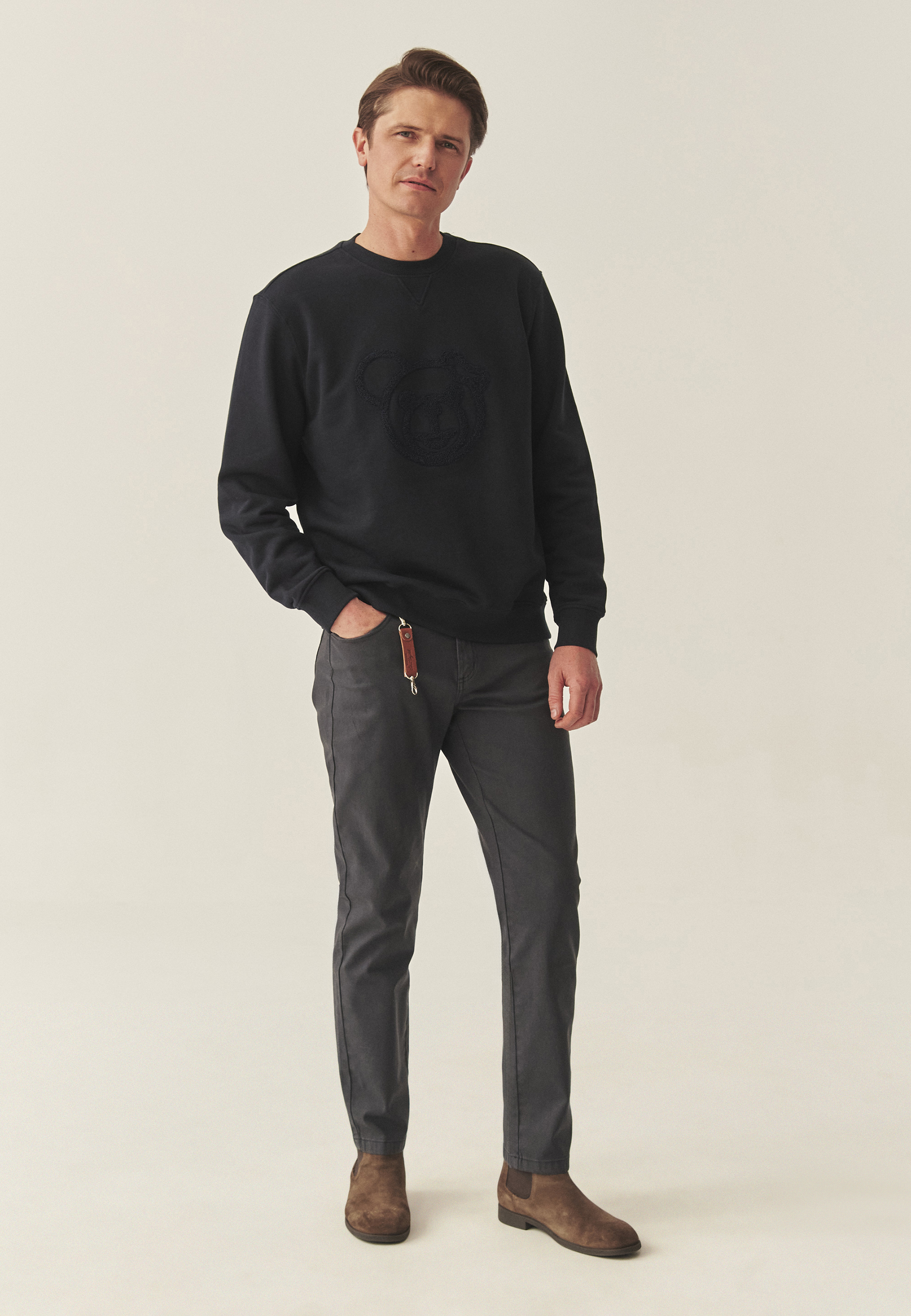 DZIANINOWA BLUZA MĘSKA Z MOTYWEM MISIA USZATKA — STEEVE GRANATOWY 2