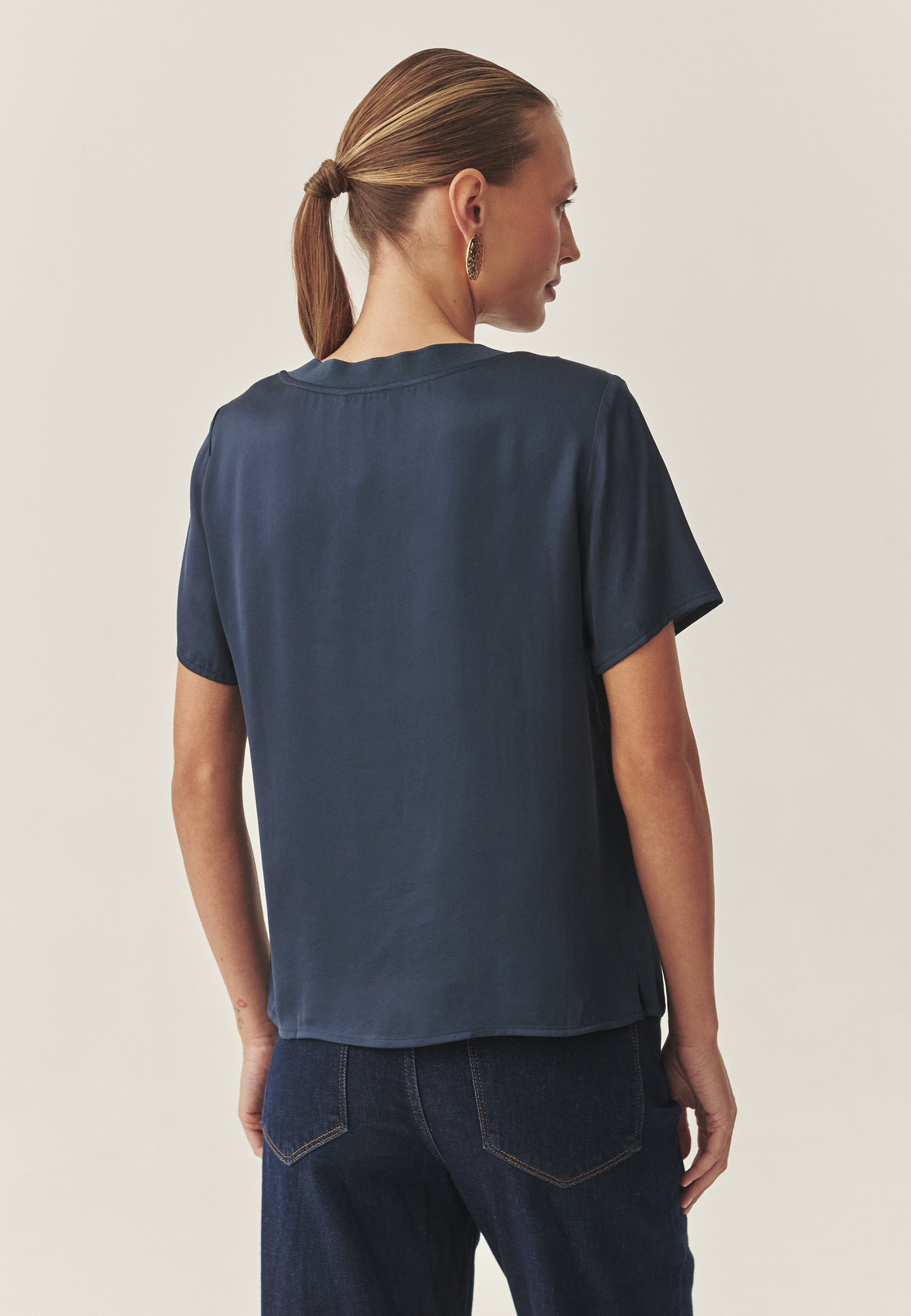 SATYNOWA BLUZKA DAMSKA Z KRÓTKIM RĘKAWEM - MALTO 1 NIEBIESKI 2