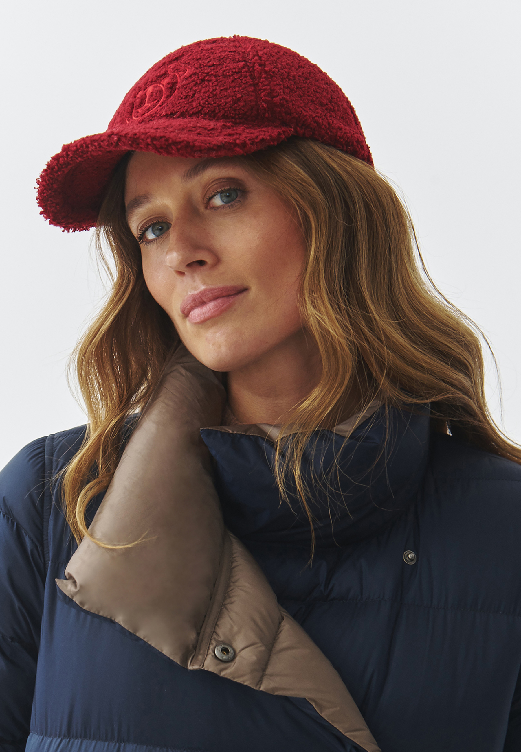 ÚPLETOVÁ DÁMSKA ŠILTOVKA S MOTÍVOM MACKA UŠKA – MILIKA