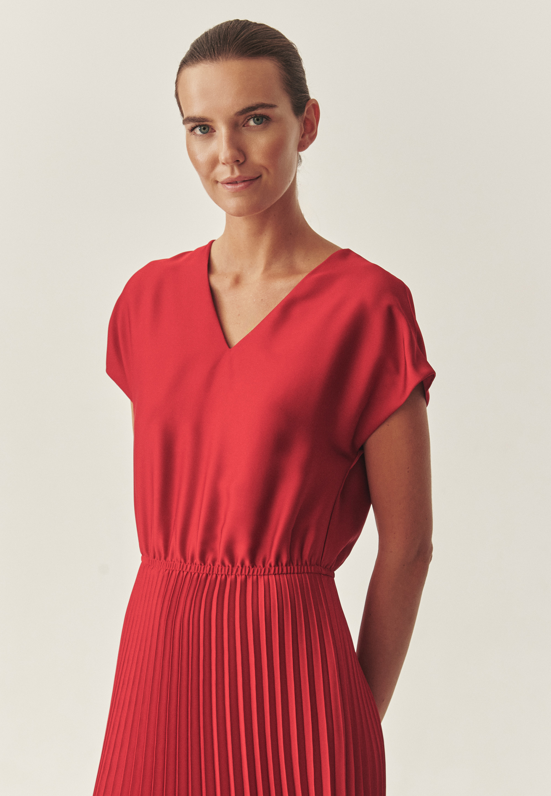 PLISOVANÉ SATÉNOVÉ ŠATY – TELI ČERVENÁ 2