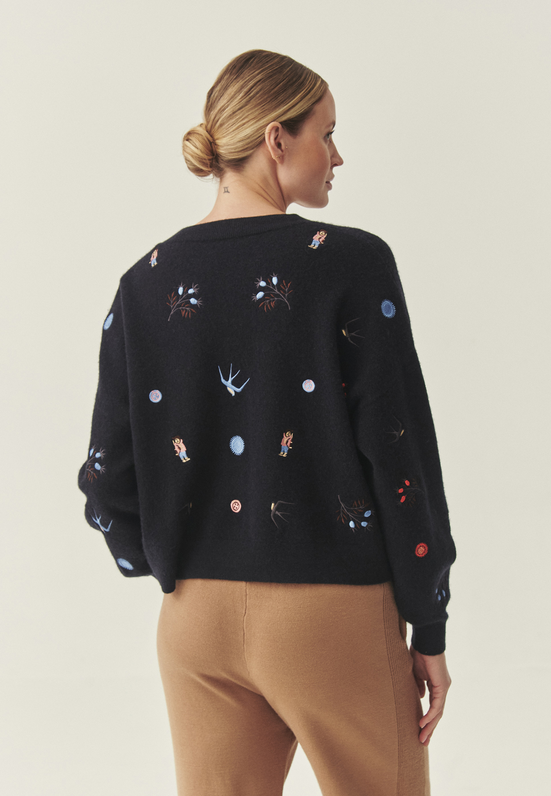 WEŁNIANY KARDIGAN Z BAJKOWYMI HAFTAMI - TEDA GRANATOWY 2