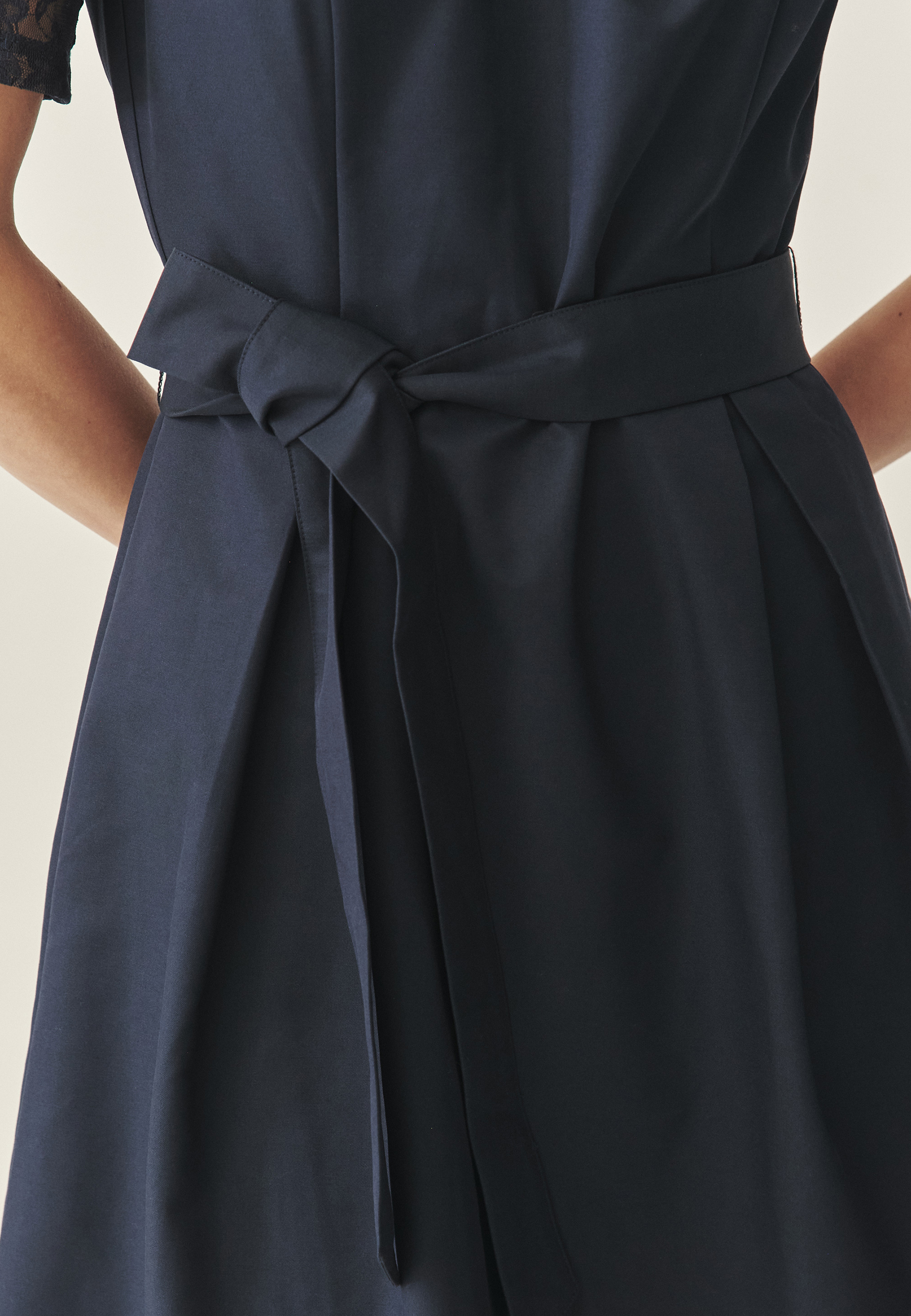 ROZKLOSZOWANA SUKIENKA MIDI Z KORONKOWYMI RĘKAWAMI — DUSTY GRANATOWY 2