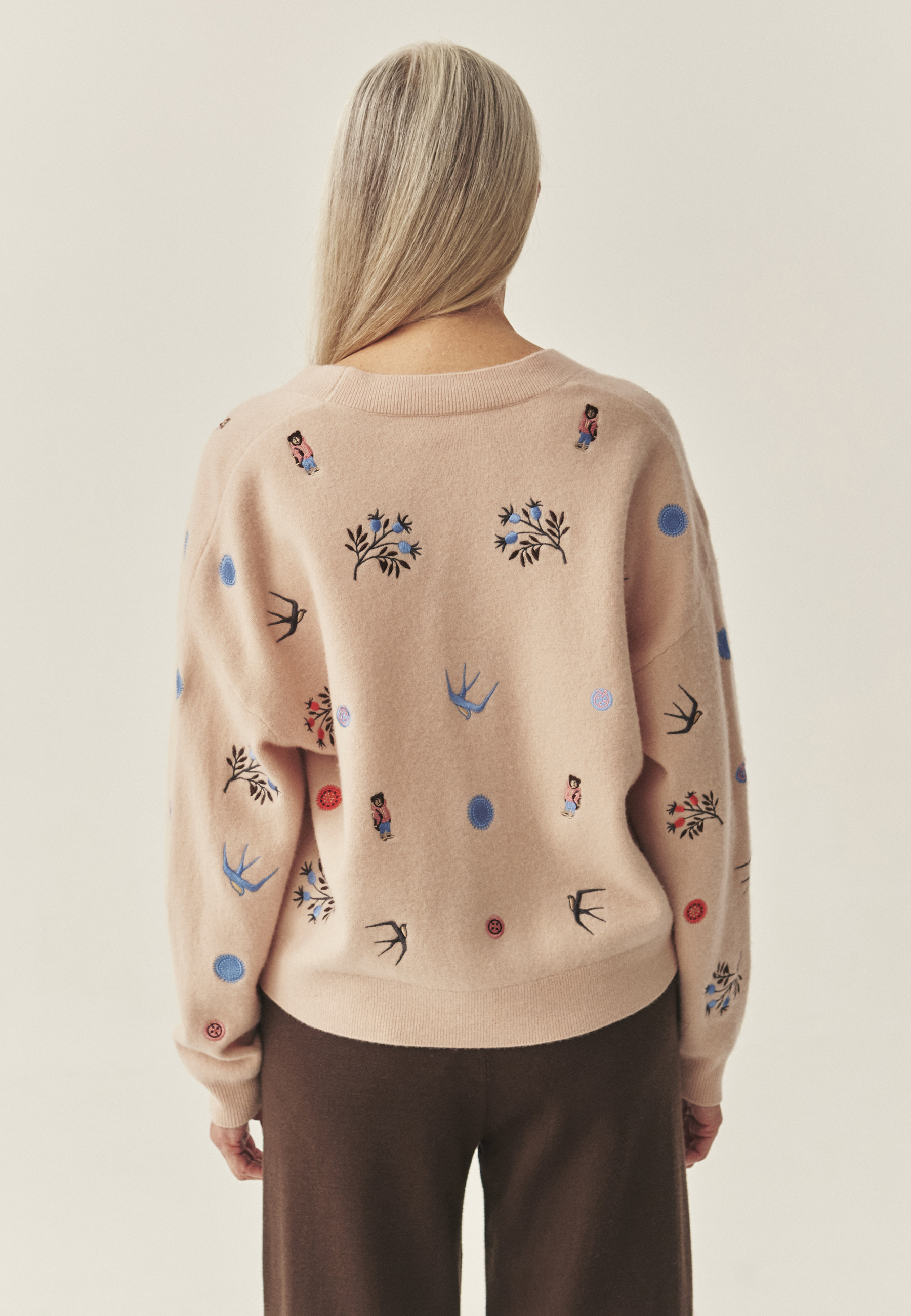 WEŁNIANY KARDIGAN Z BAJKOWYMI HAFTAMI - TEDA BEŻOWY 2