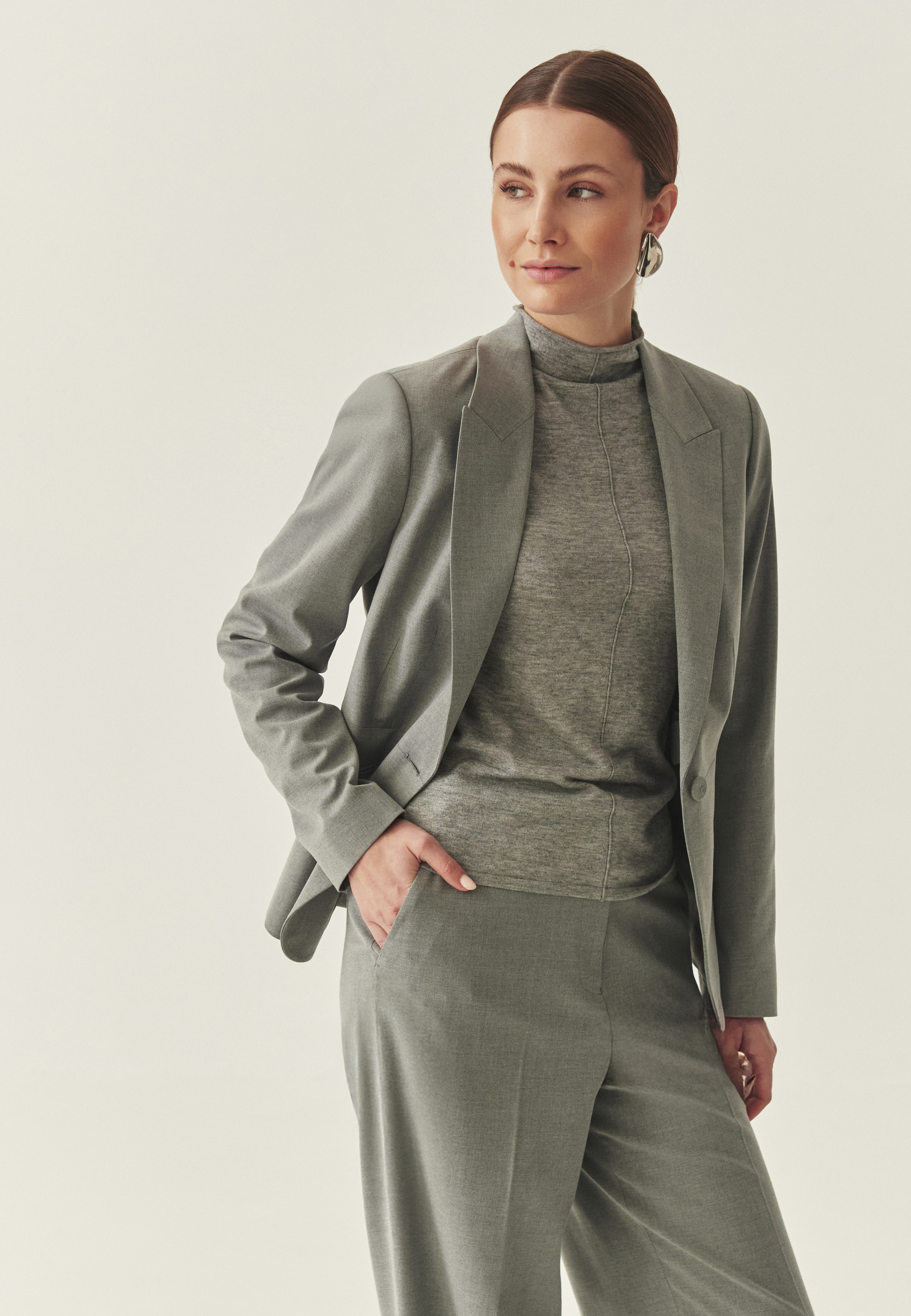 ŠIROKÉ KOSTÝMOVÉ NOHAVICE - MASDA 3