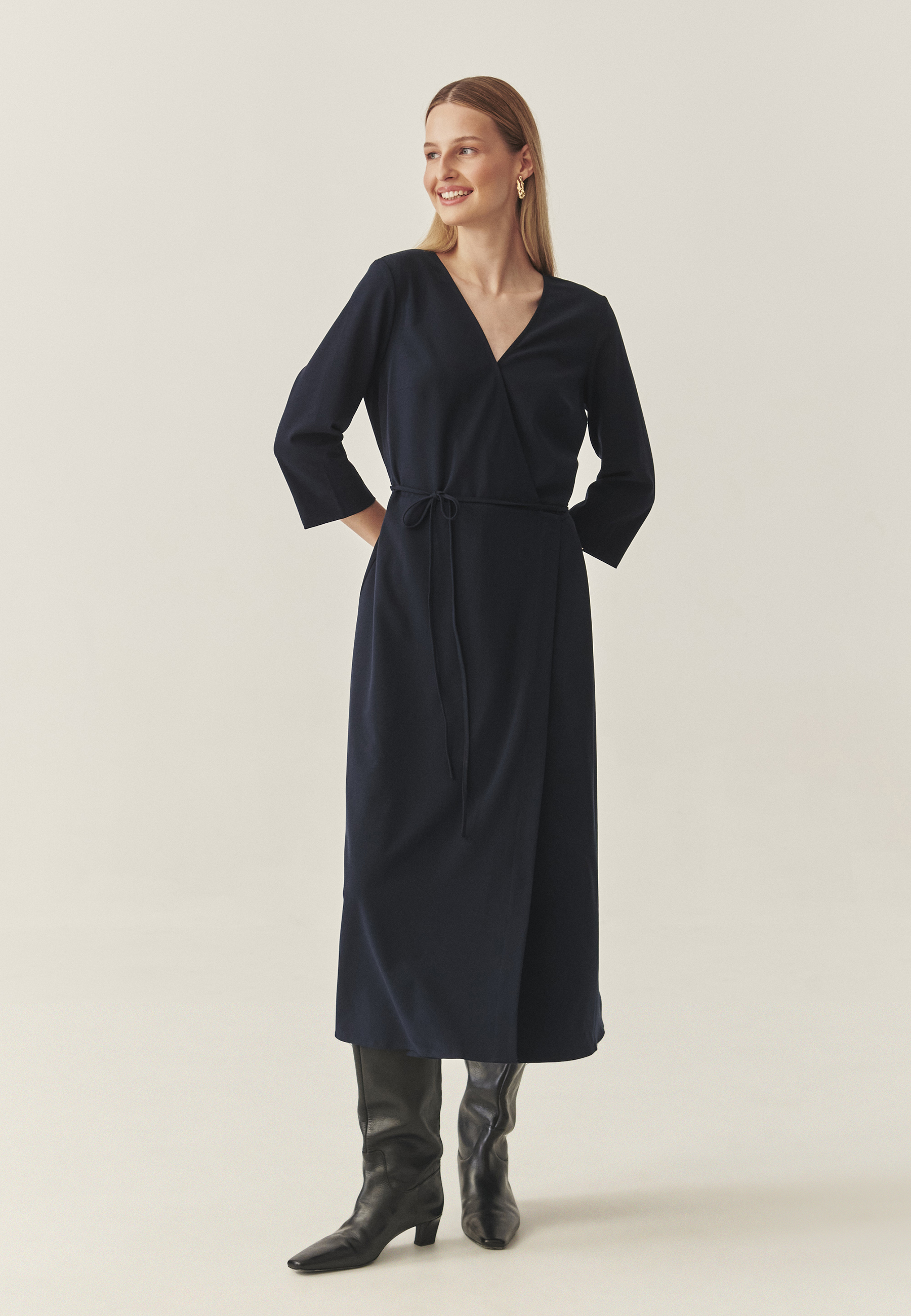 OBLEKA IZ BLAGA Z IZREZOM OVOJNICE - ZEREWIANA TEMNO MODRA 2