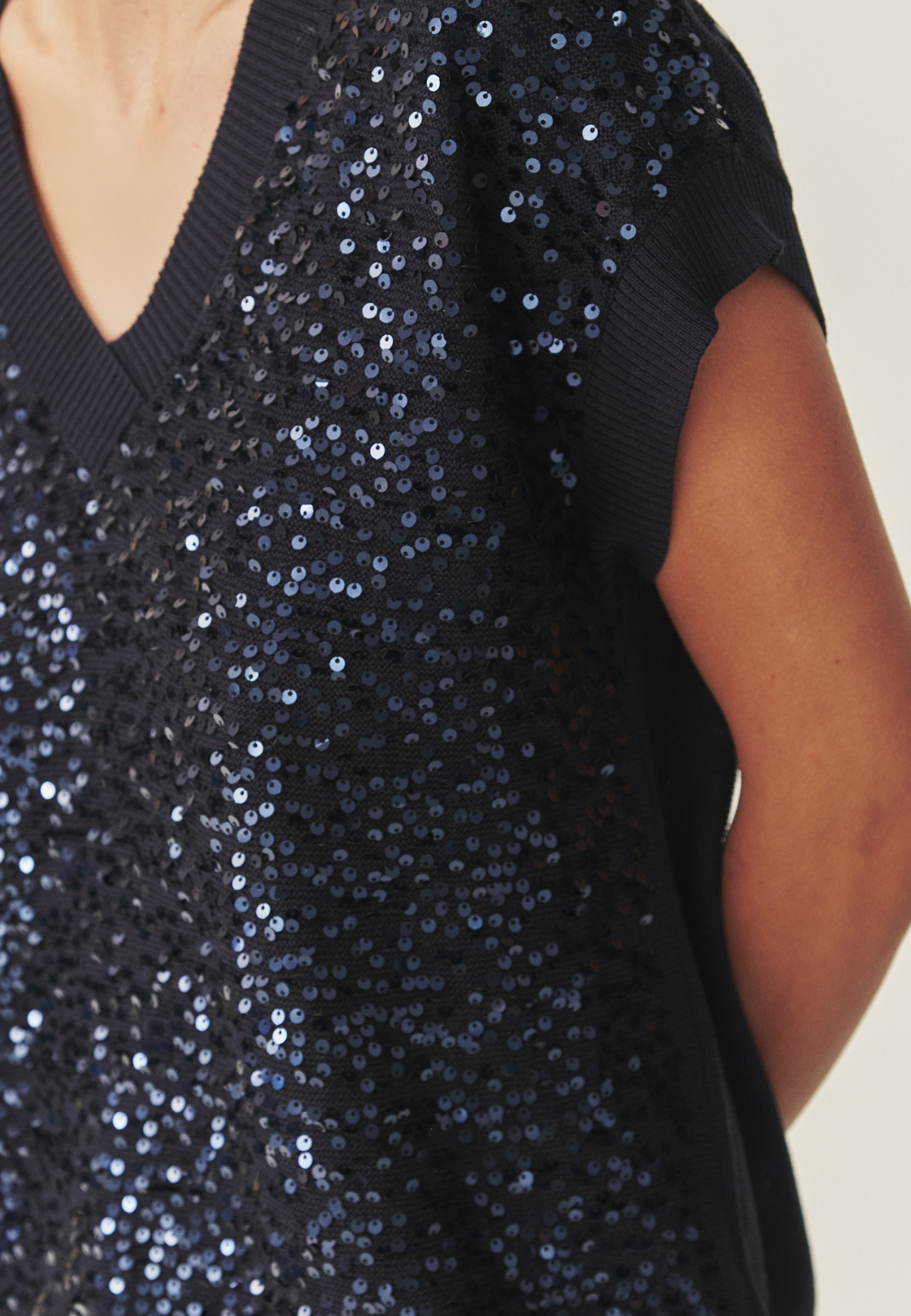 PULOVER DE DAMĂ, CU PAIETE, CU CROIALĂ TIP VESTĂ — ICOMA BLEUMARIN 2