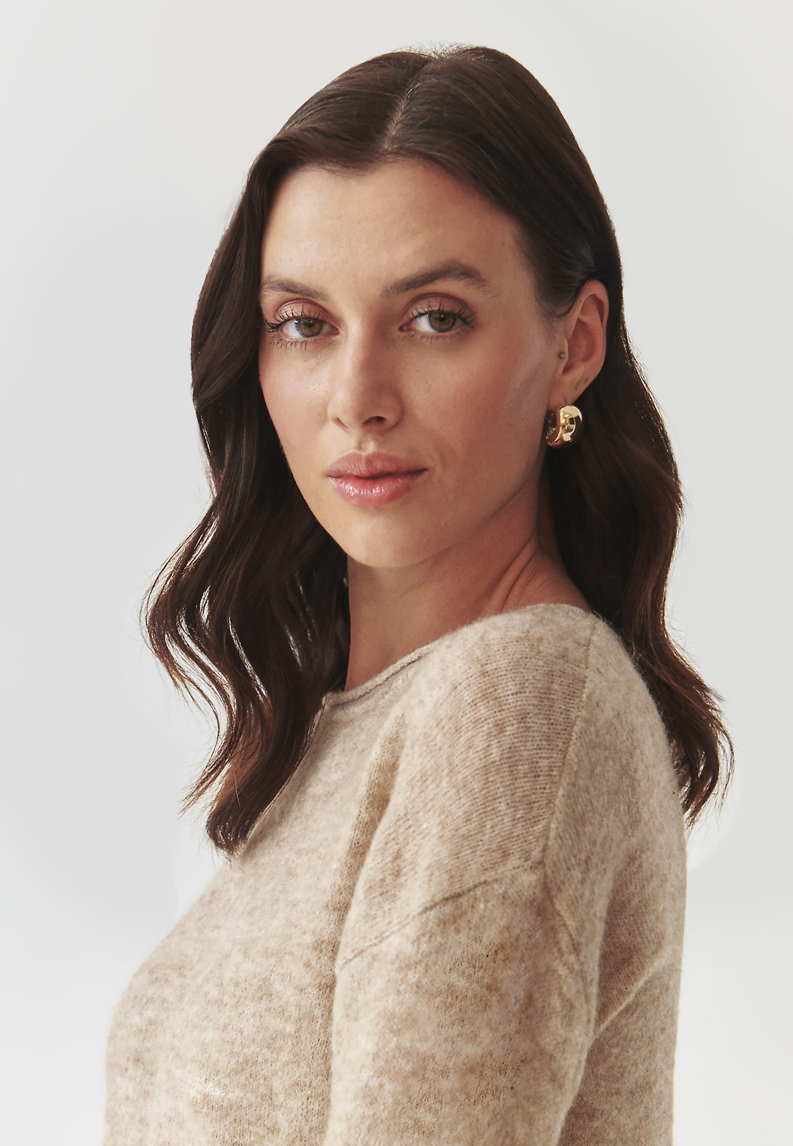 KLASYCZNY SWETER DAMSKI Z DEKOLTEM W ŁÓDKĘ — FLUFKO KLASYCZNY SWETER DAMSKI Z DEKOLTEM W ŁÓDKĘ — FLUFKO BEŻOWY 101379