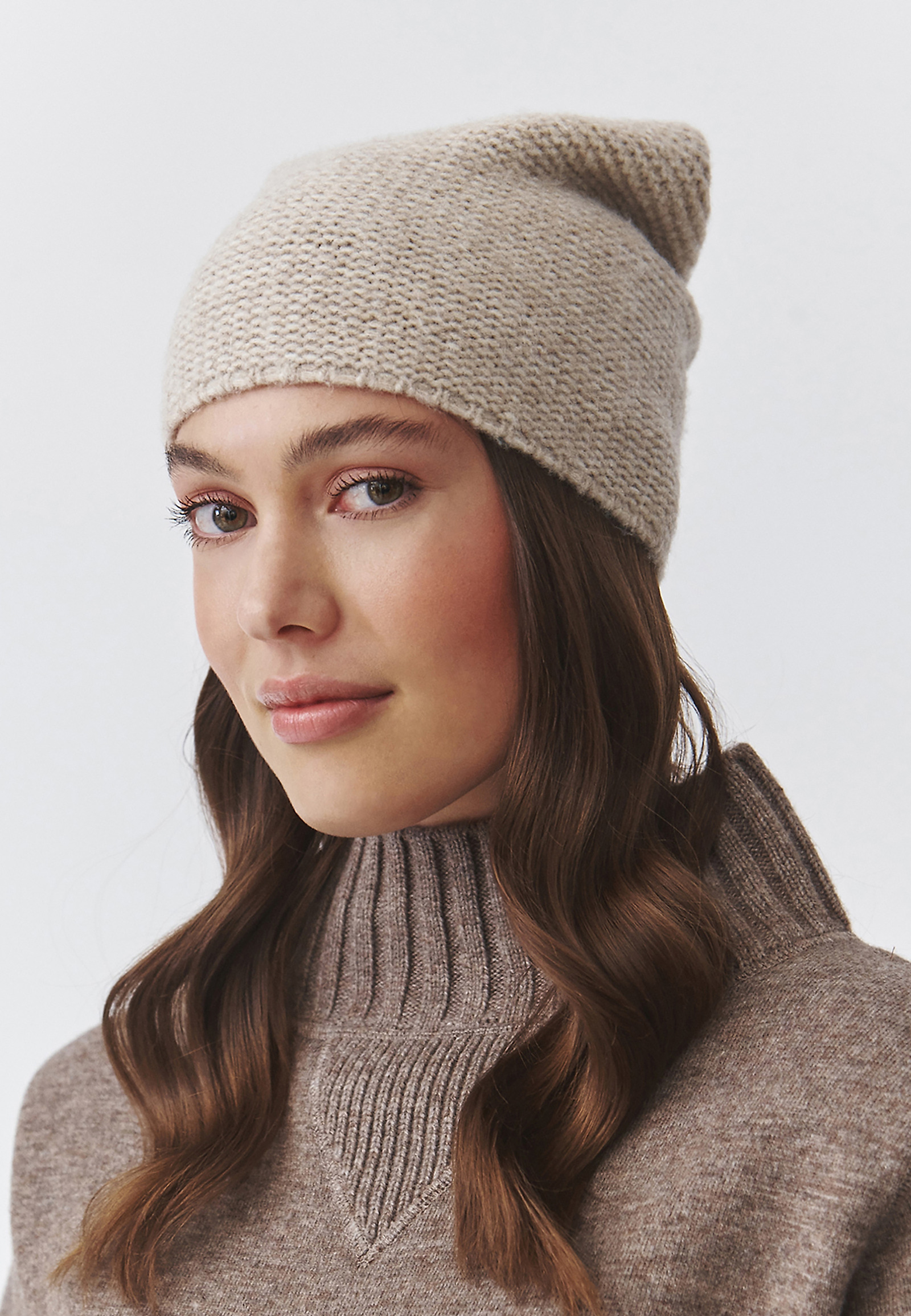 HÖLGYEK KÉSZÍTETT KALAP - MOZIKA 1 HÖLGYEK KÉSZÍTETT KALAP - MOZIKA 1 BÉZS 100156