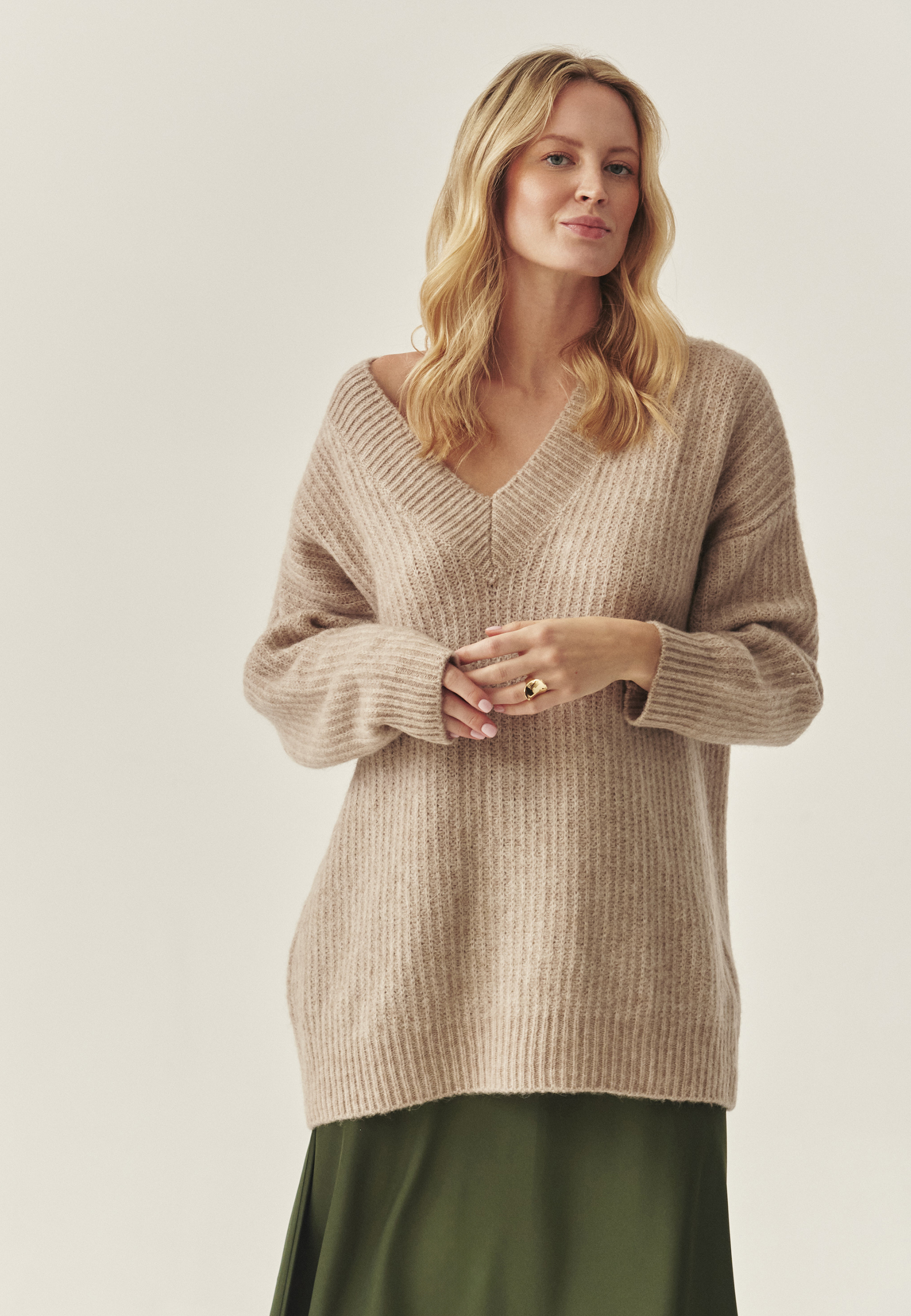 PULOVER DE DAMĂ OVERSIZE CU DECOLTEU ÎN FORMA LITEREI „V” — ONYX BEJ 2