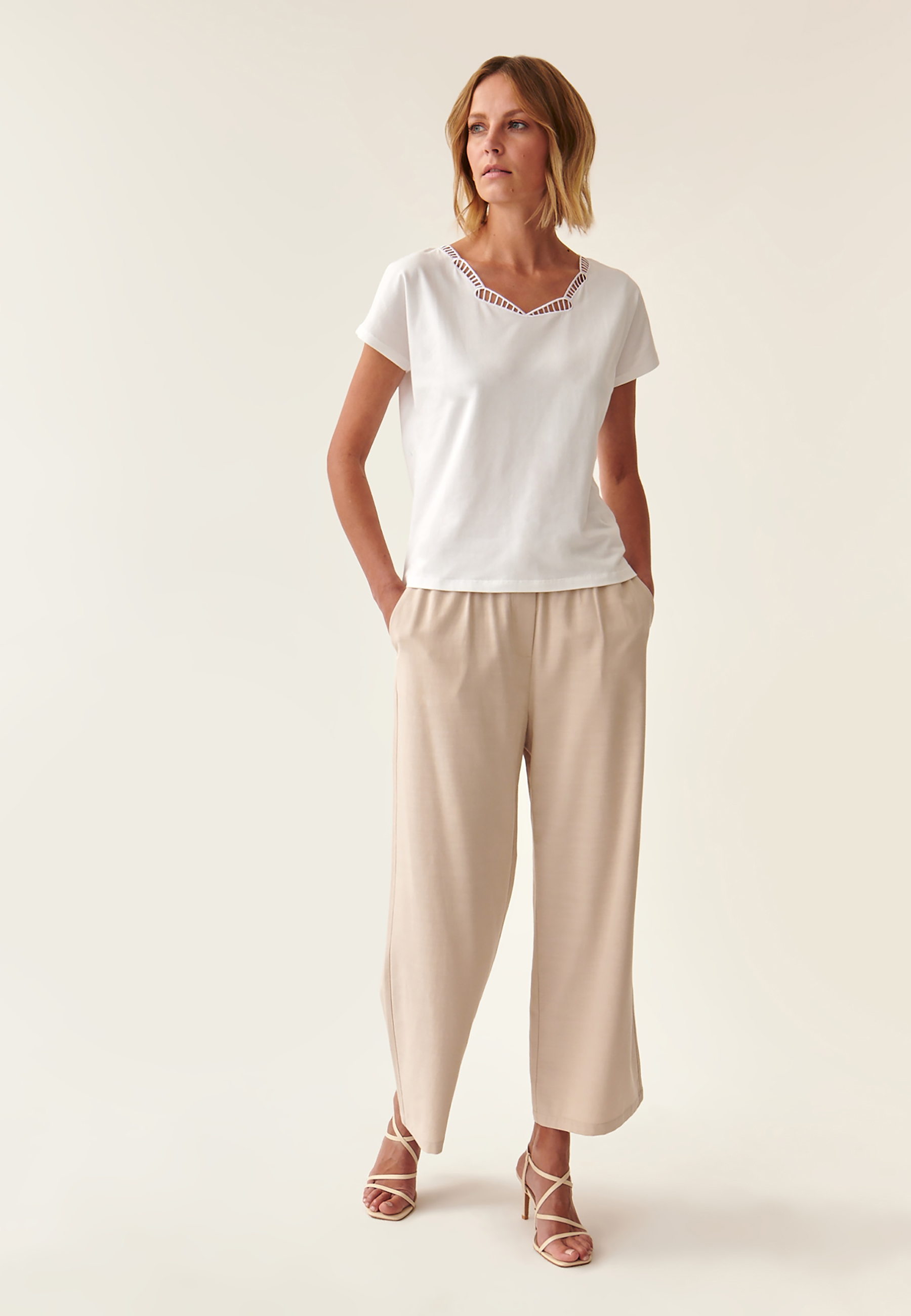 DÁMSKÁ HALENKA S OZDOBNÝM VÝSTŘIHEM RONAMI ECRU 2