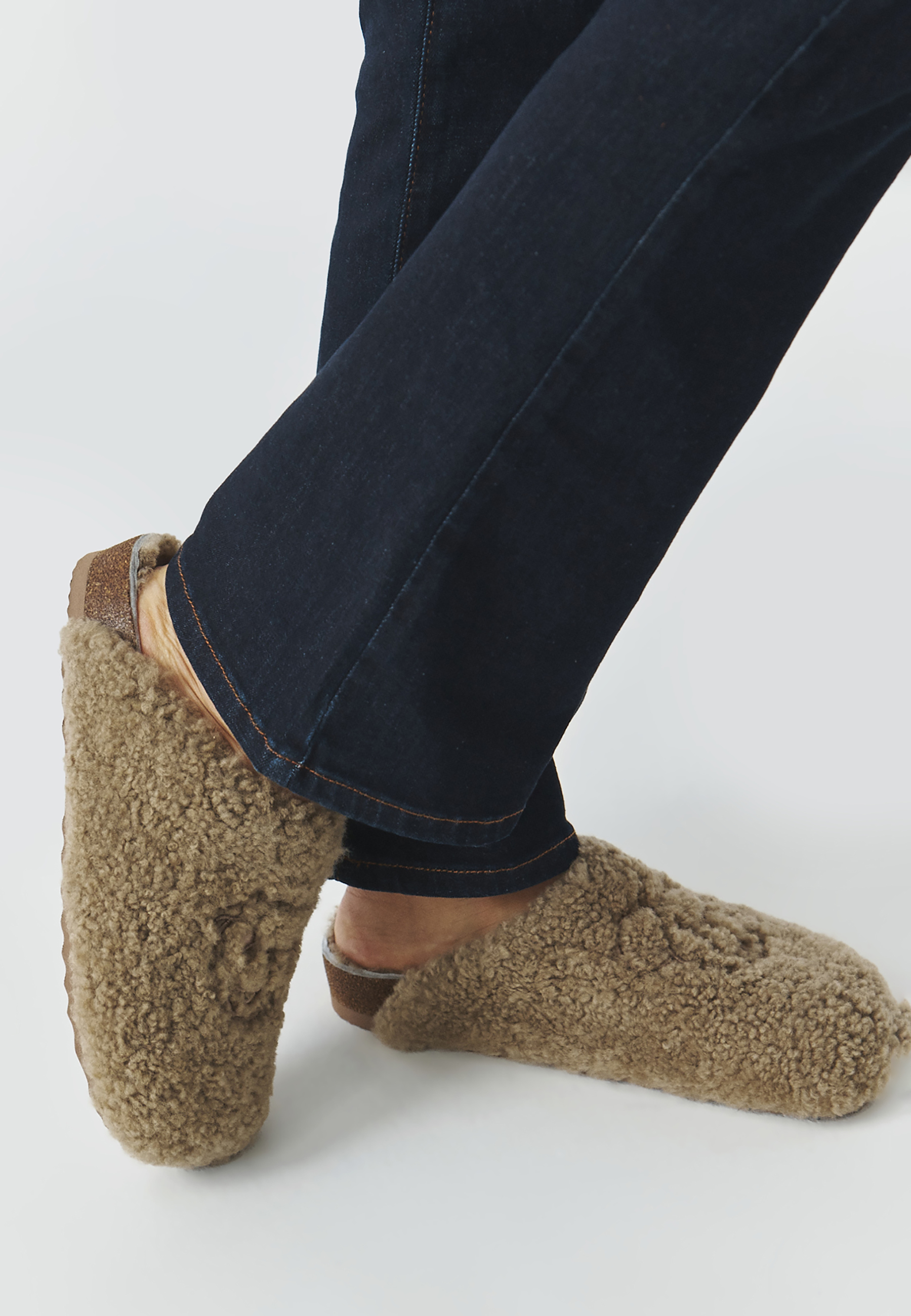 WEŁNIANE KLAPKI DAMSKIE Z WYSZYWANĄ APLIKACJĄ — KAPIKA BEŻOWY 2