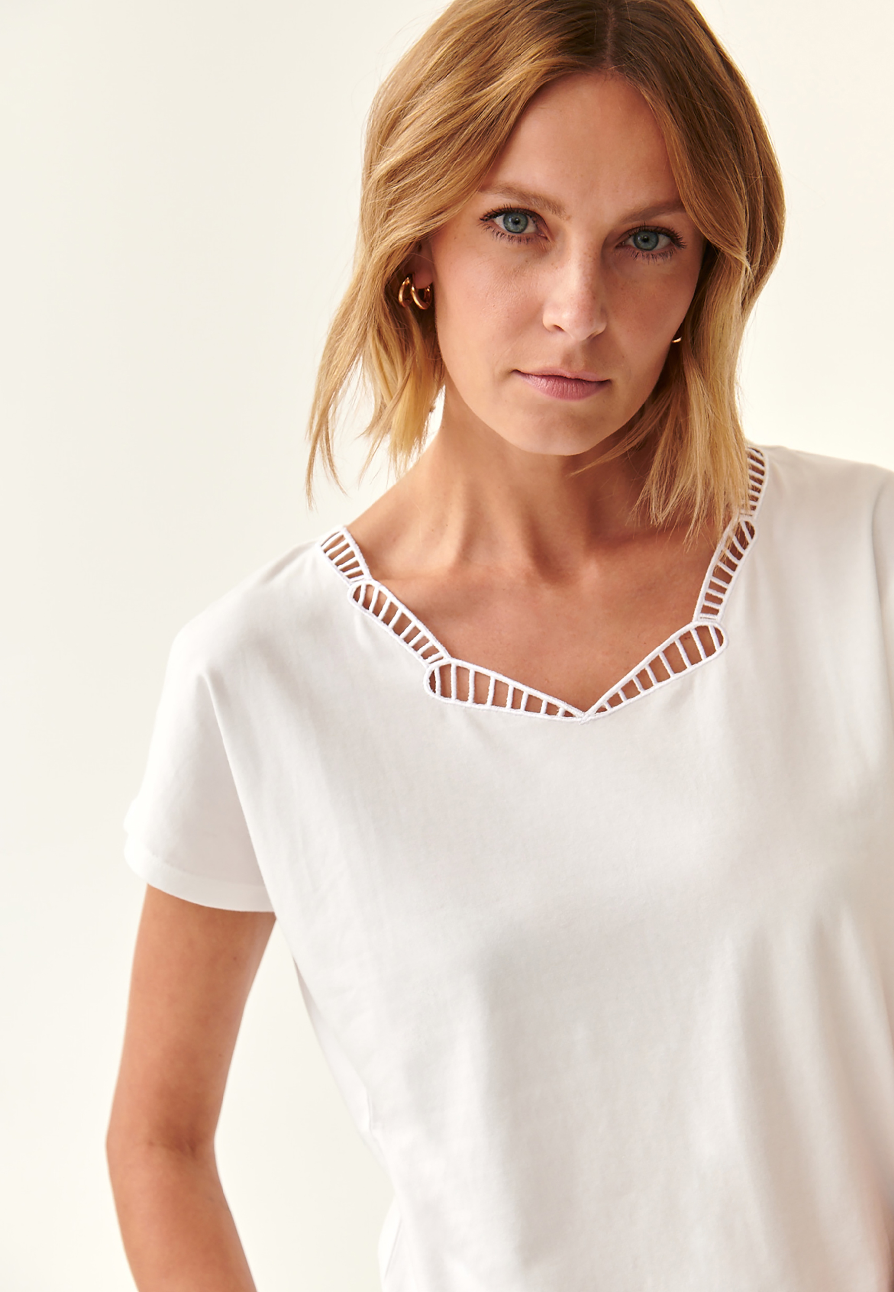 DÁMSKÁ HALENKA S OZDOBNÝM VÝSTŘIHEM RONAMI ECRU 2