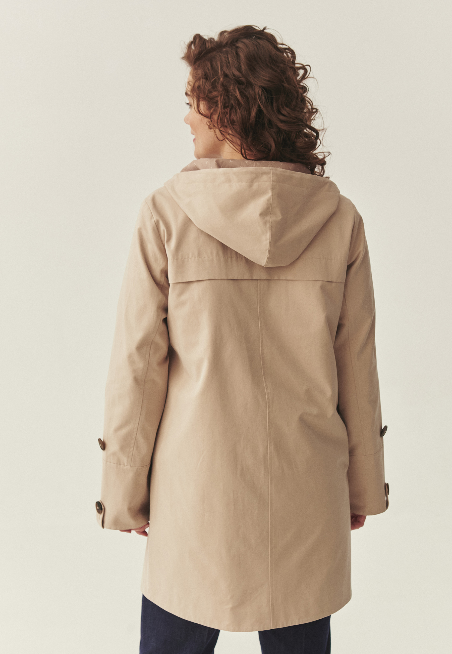 LEŽÉRNÍ BUNDA S KAPUCÍ – KORNELI