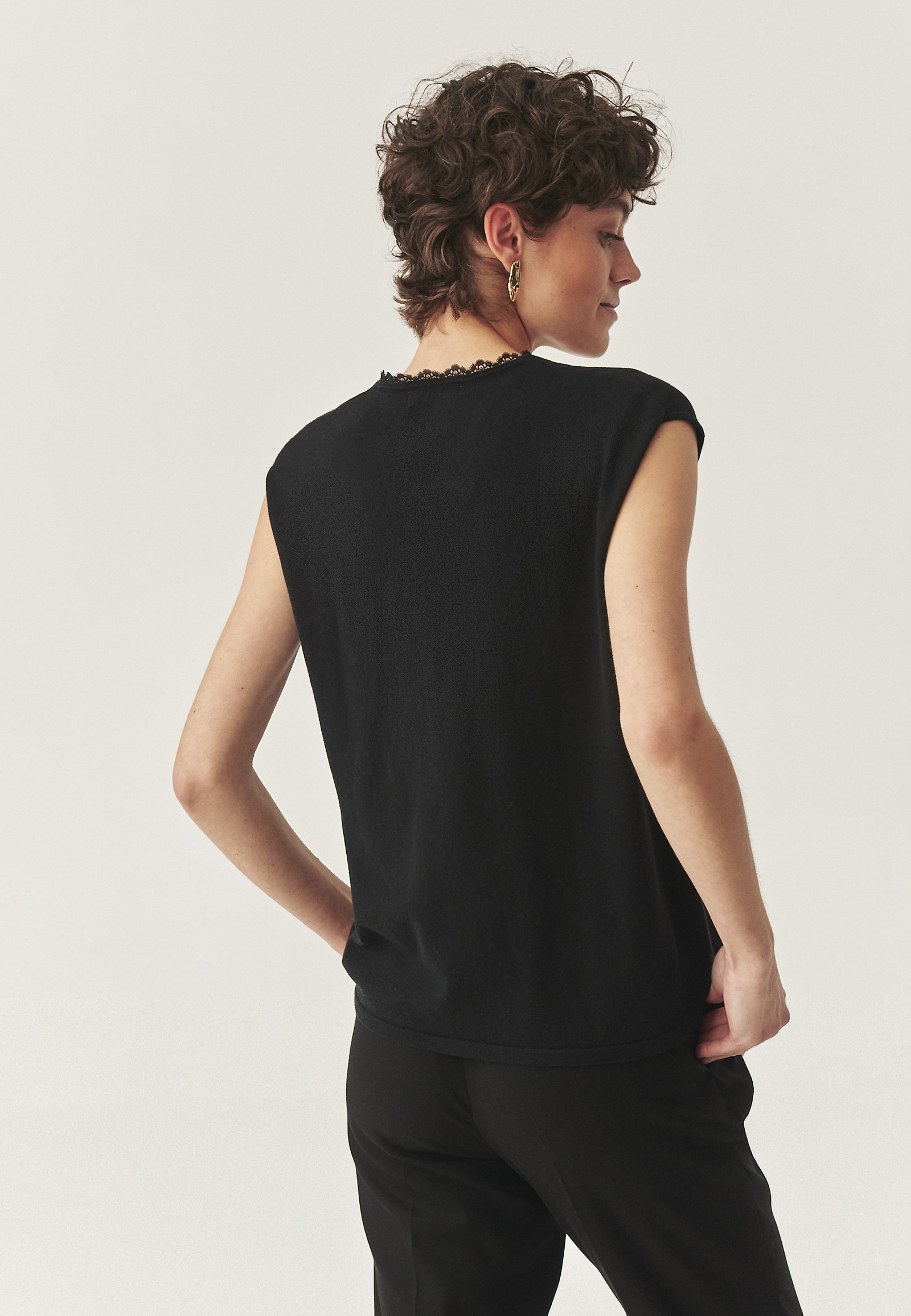 ELEGANTNA BLUZA Z OKRAŠENIM IZREZOM - EVILIRA ELEGANTNA BLUZA Z OKRAŠENIM IZREZOM - EVILIRA ČRNA 113614