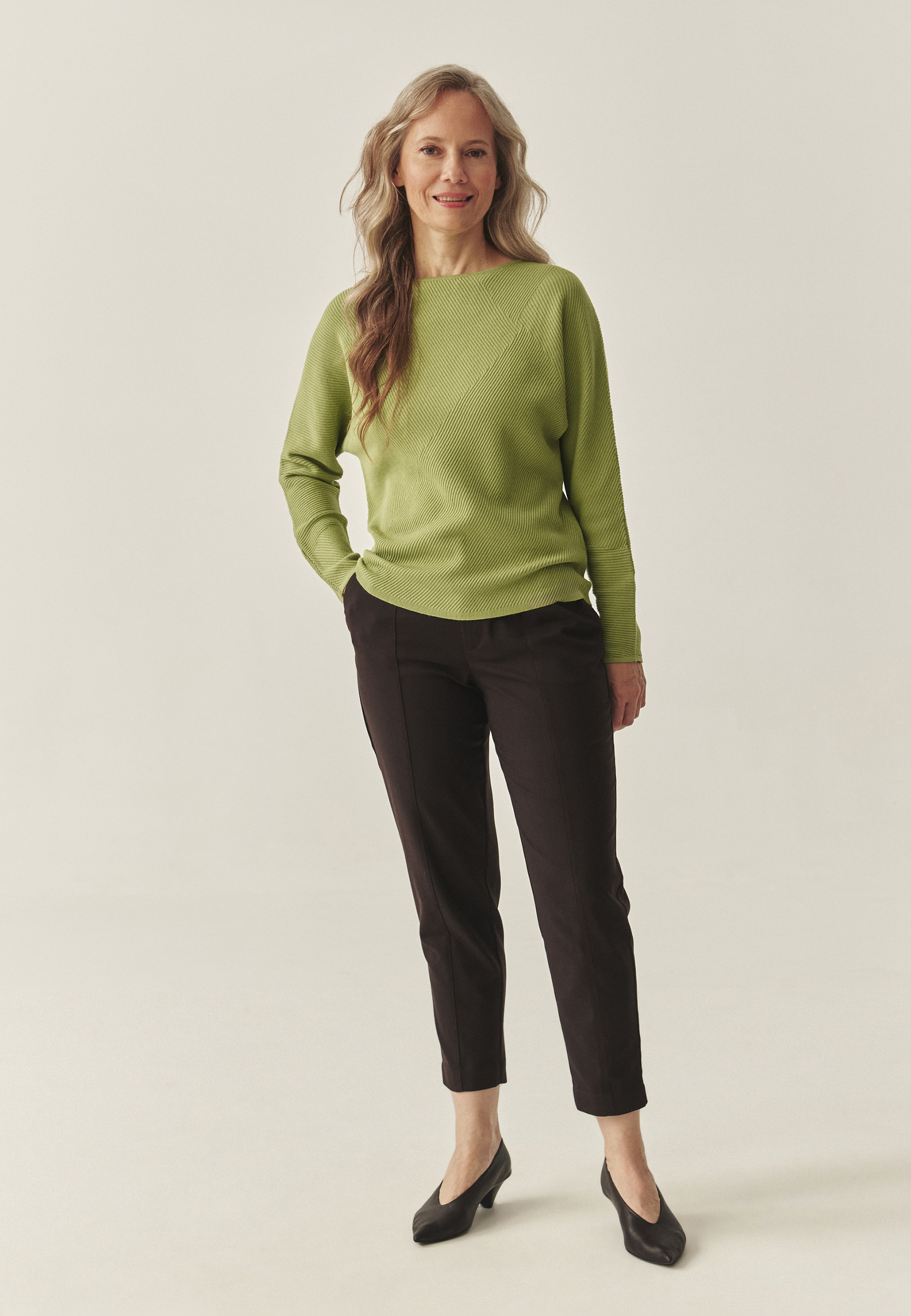 PULOVER DE DAMĂ STRUCTURAL CU DECOLTEU TIP BĂRCUȚĂ - PEGGIE VERDE 2