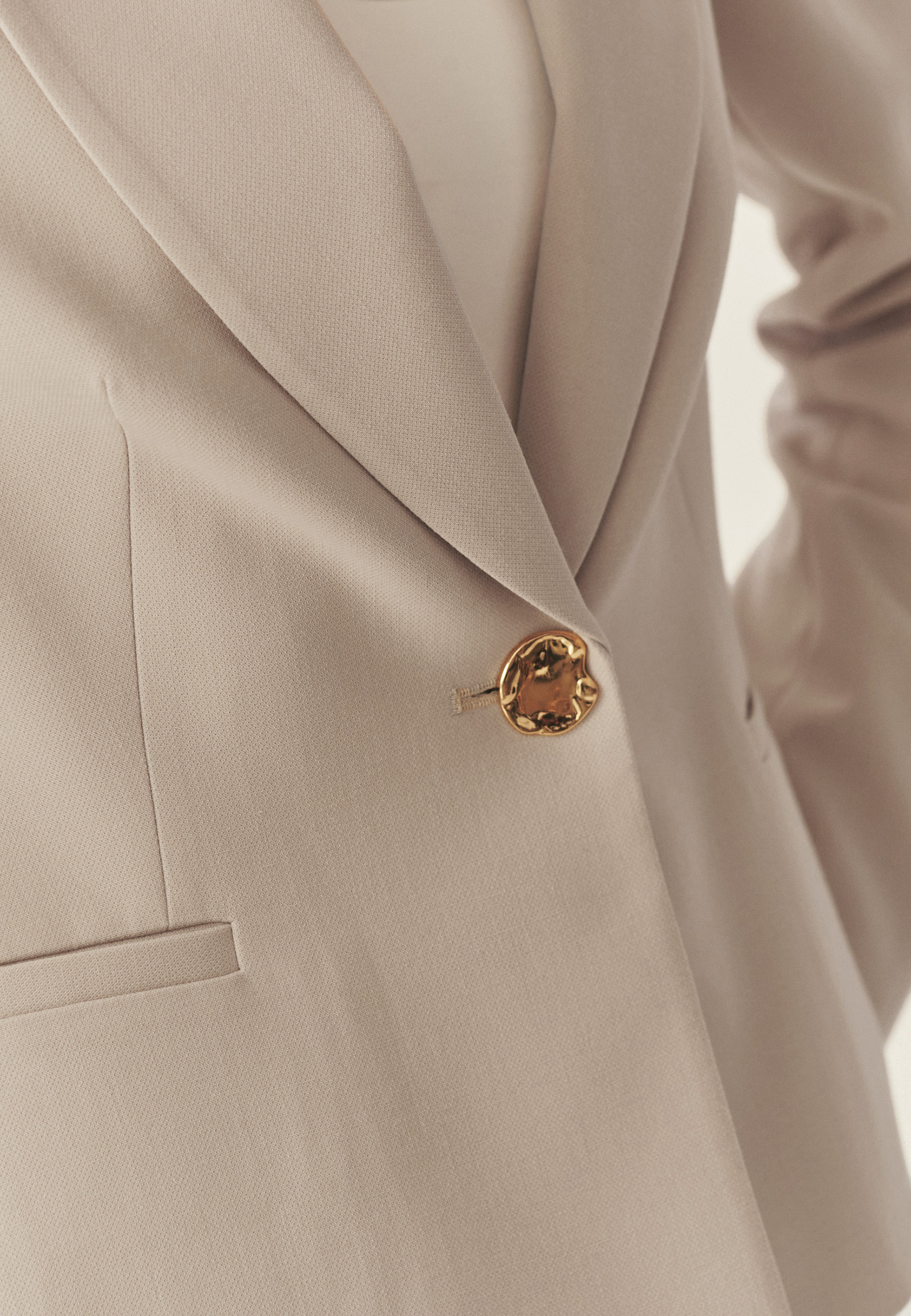 KRÓTKI ŻAKIET Z BIŻUTERYJNYM GUZIKIEM - MERTE BEŻOWY 2