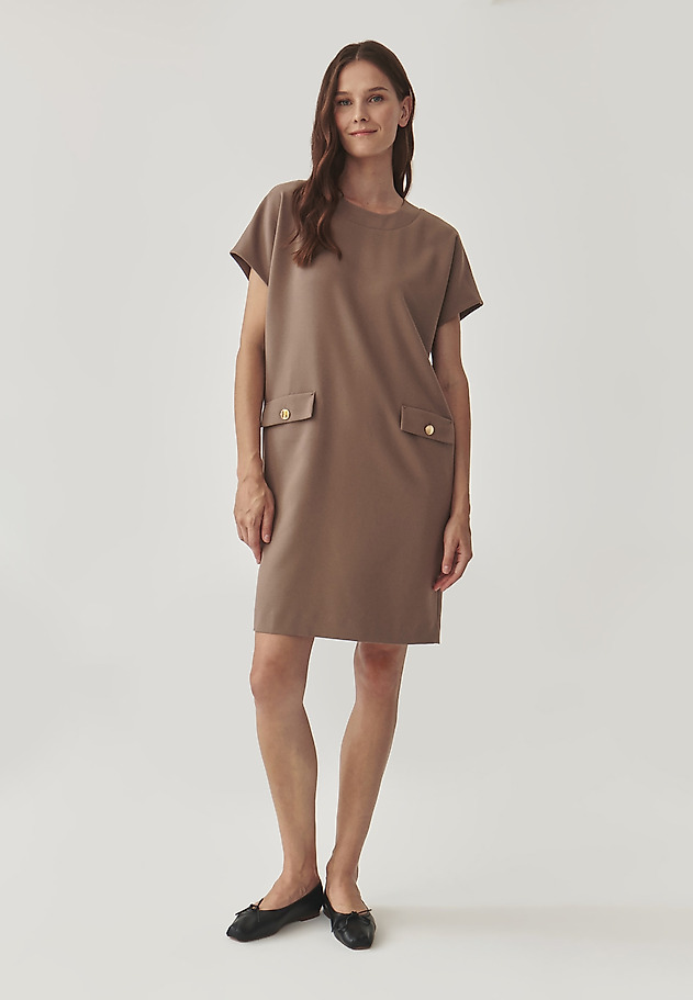 LADIES’ DRESS WITH DECORATIVE POCKETS - MENIRKO LADIES’ DRESS WITH DECORATIVE POCKETS - MENIRKO BEŻOWY 1