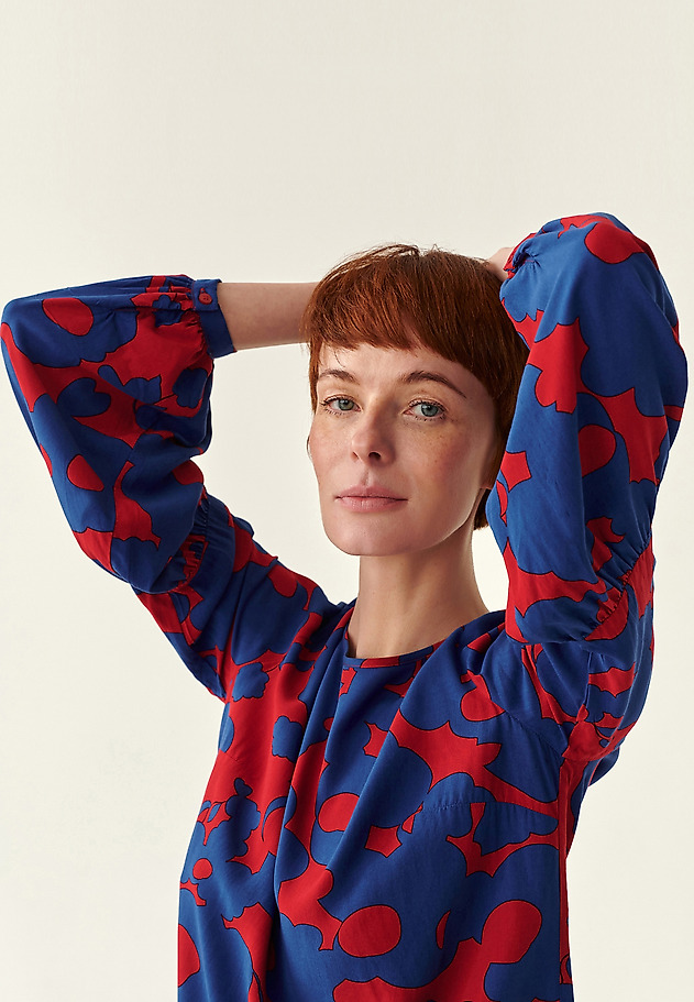 OHLAPNA POTISKANA BLUZA MONKINA 1 OHLAPNA POTISKANA BLUZA MONKINA 1 VEČBARVNA 1