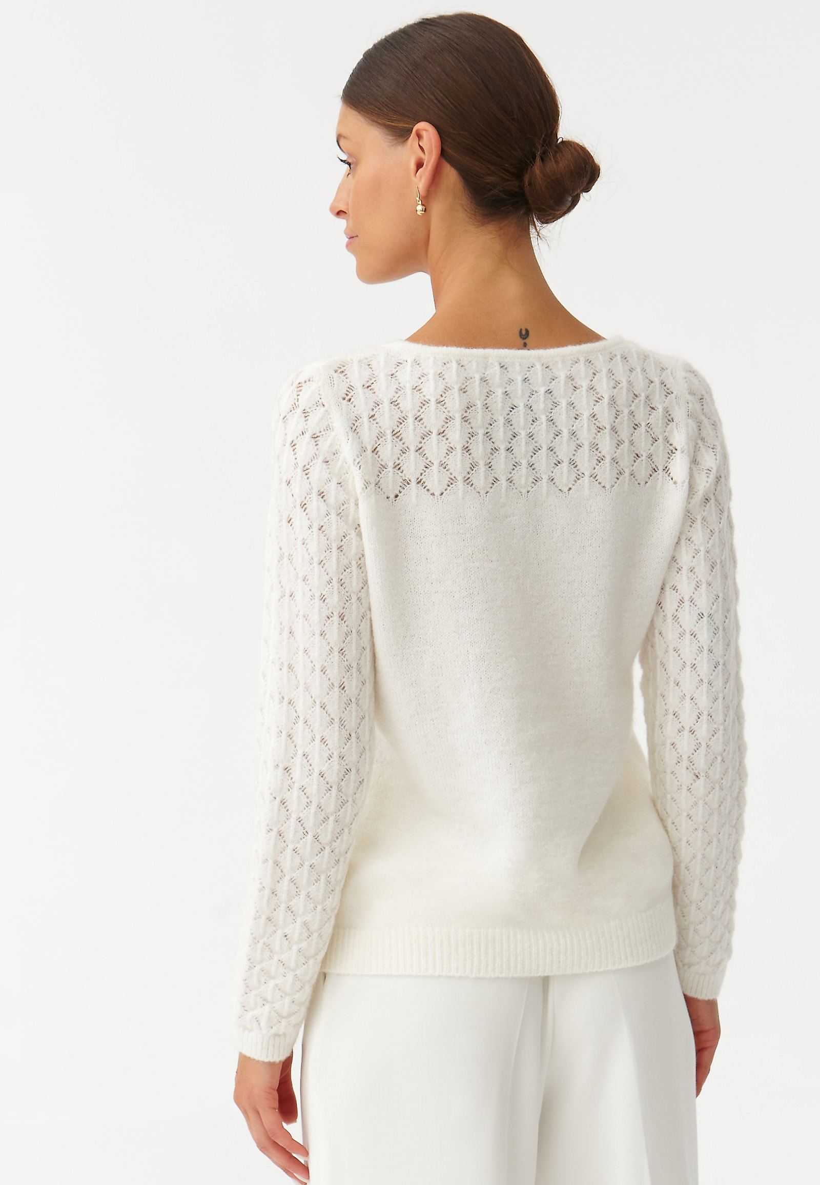 SWETER DAMSKI Z MIEJSCOWYM AŻUROWYM SPLOTEM PONTERO SWETER DAMSKI Z MIEJSCOWYM AŻUROWYM SPLOTEM PONTERO ECRU 92591