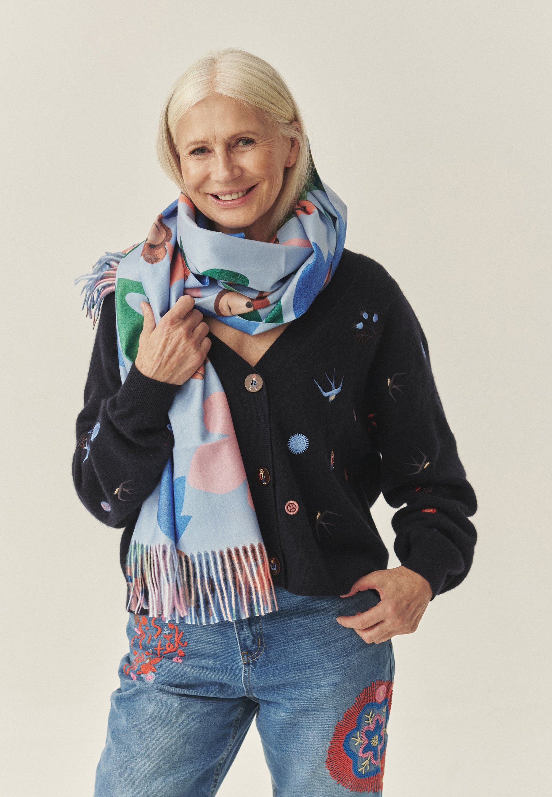 STYLOVÝ ŠÁTEK S MOTIVEM MEDVĚDA USZATEK - TINTA VÍCEBAREVNÝ 2